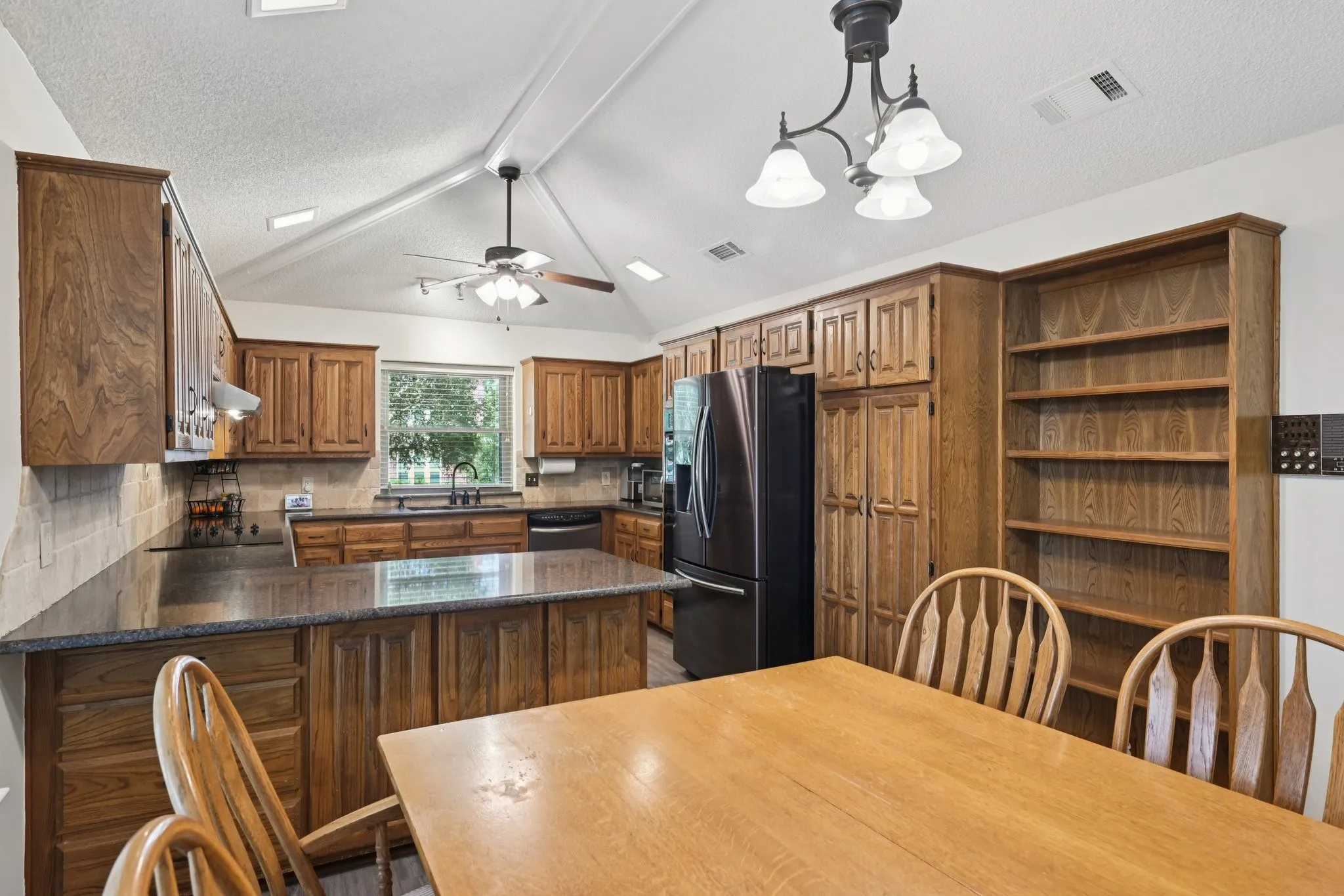 Single Family Residence For Sale in Tarrant County , 7002 Lake Louise Drive, Arlington, Texas 76016, 4 Bedroom, 3 Bathroom, 2 Garage spaces, 2,782 Sqft, built in 1982, mls#21383167, Real Estate Agent in Arlington, Homes For Sale in Tarrant county, Homes For Sale in Arlington, Realtor in Arlington Texas, Real Estate Brokerage Independent Realty Texas, Luminita Cordes Realtor