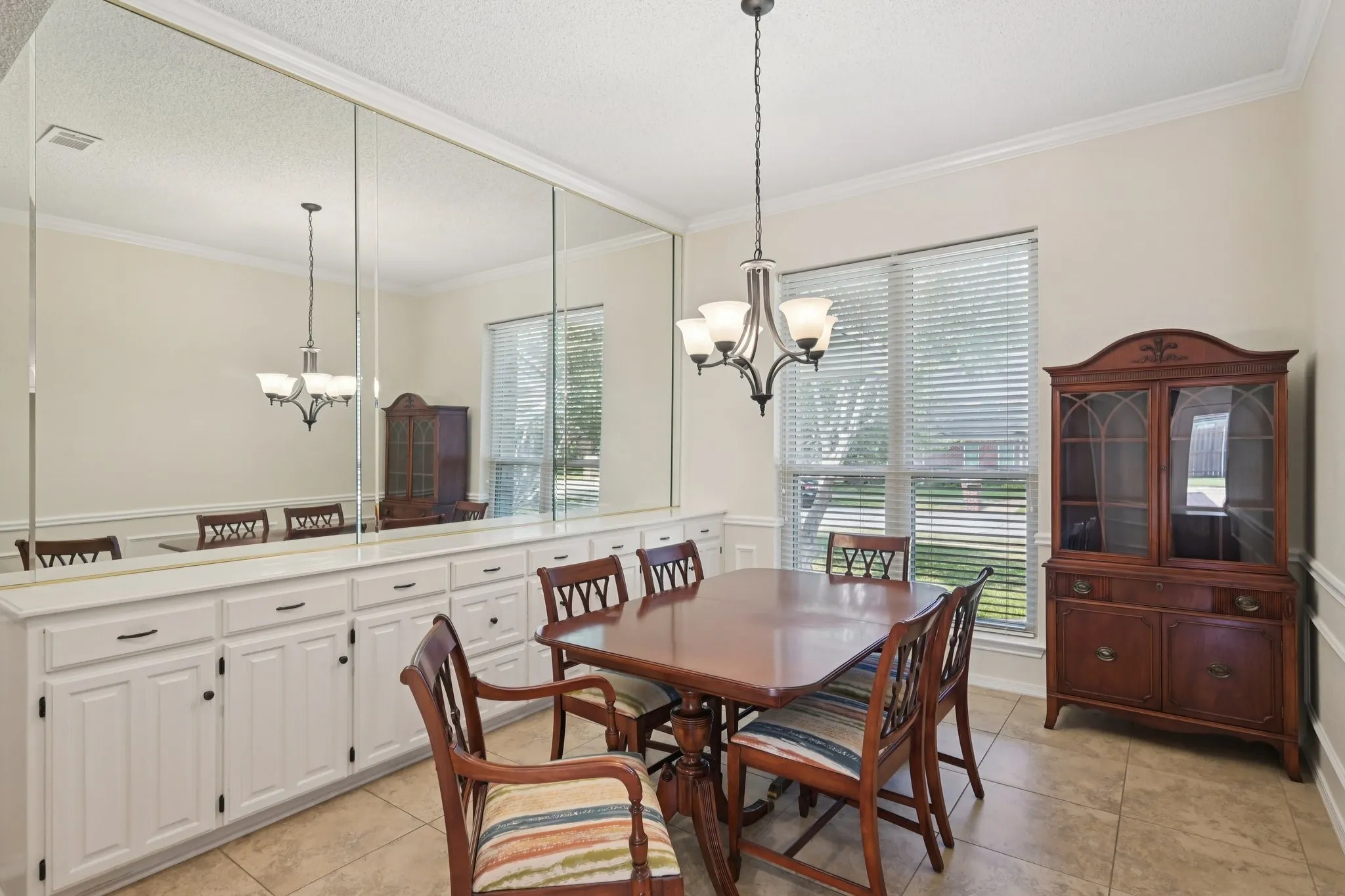 Single Family Residence For Sale in Tarrant County , 7002 Lake Louise Drive, Arlington, Texas 76016, 4 Bedroom, 3 Bathroom, 2 Garage spaces, 2,782 Sqft, built in 1982, mls#21383167, Real Estate Agent in Arlington, Homes For Sale in Tarrant county, Homes For Sale in Arlington, Realtor in Arlington Texas, Real Estate Brokerage Independent Realty Texas, Luminita Cordes Realtor