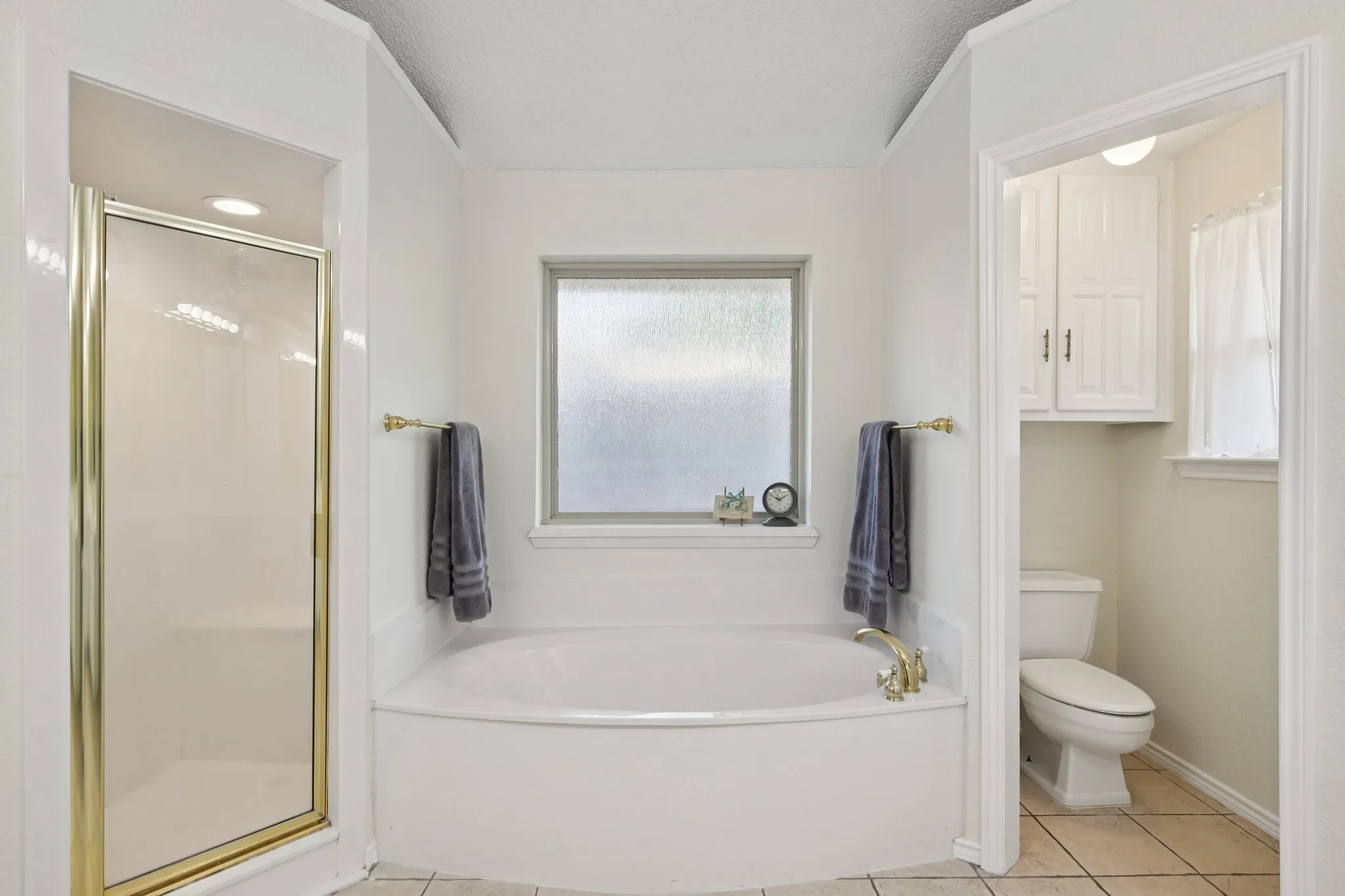 Single Family Residence For Sale in Tarrant County , 7002 Lake Louise Drive, Arlington, Texas 76016, 4 Bedroom, 3 Bathroom, 2 Garage spaces, 2,782 Sqft, built in 1982, mls#21383167, Real Estate Agent in Arlington, Homes For Sale in Tarrant county, Homes For Sale in Arlington, Realtor in Arlington Texas, Real Estate Brokerage Independent Realty Texas, Luminita Cordes Realtor