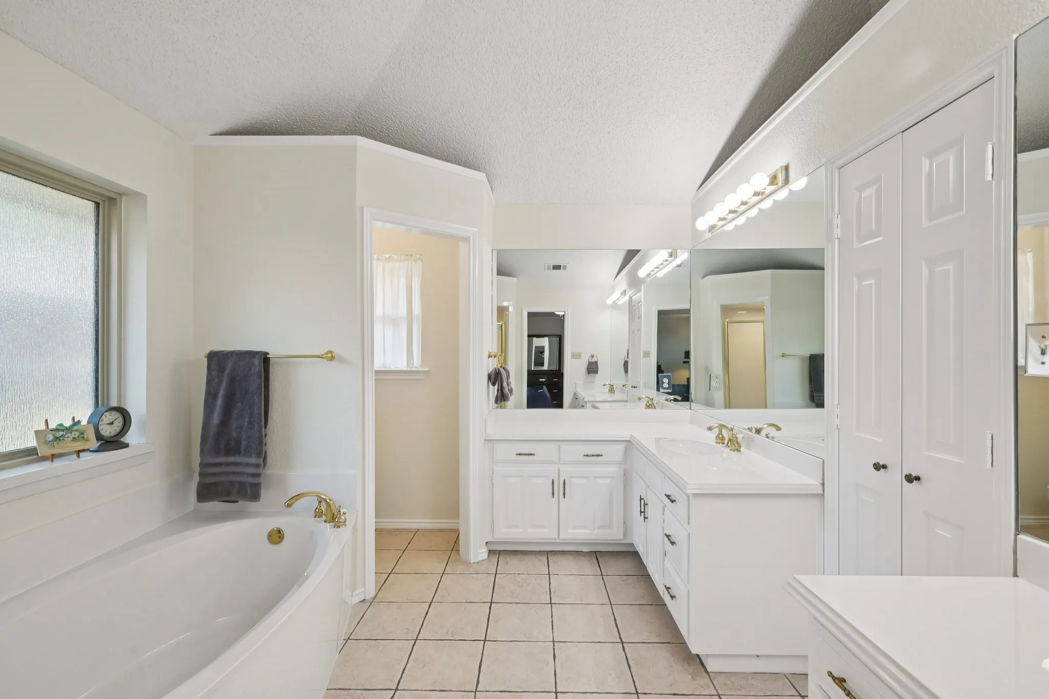 Single Family Residence For Sale in Tarrant County , 7002 Lake Louise Drive, Arlington, Texas 76016, 4 Bedroom, 3 Bathroom, 2 Garage spaces, 2,782 Sqft, built in 1982, mls#21383167, Real Estate Agent in Arlington, Homes For Sale in Tarrant county, Homes For Sale in Arlington, Realtor in Arlington Texas, Real Estate Brokerage Independent Realty Texas, Luminita Cordes Realtor