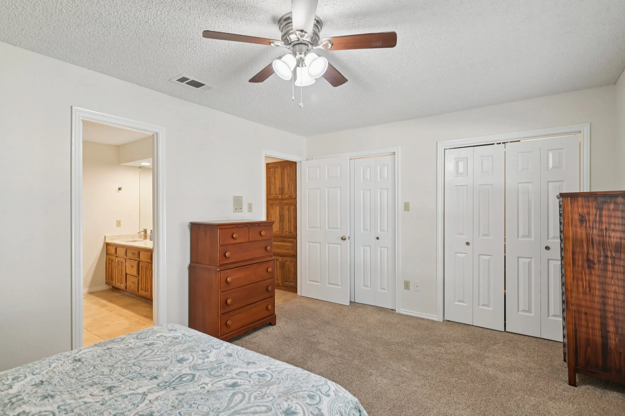 Single Family Residence For Sale in Tarrant County , 7002 Lake Louise Drive, Arlington, Texas 76016, 4 Bedroom, 3 Bathroom, 2 Garage spaces, 2,782 Sqft, built in 1982, mls#21383167, Real Estate Agent in Arlington, Homes For Sale in Tarrant county, Homes For Sale in Arlington, Realtor in Arlington Texas, Real Estate Brokerage Independent Realty Texas, Luminita Cordes Realtor