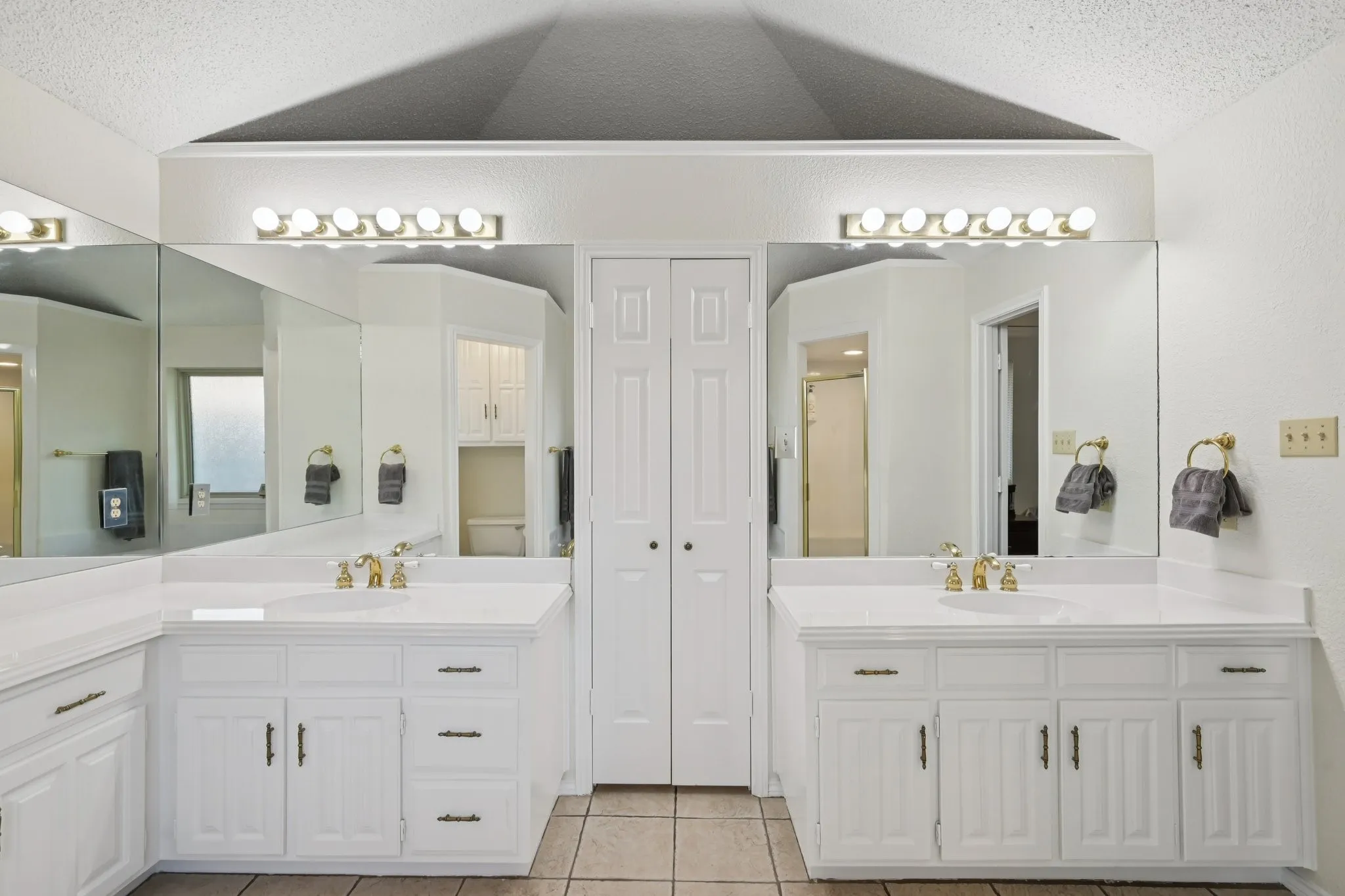 Single Family Residence For Sale in Tarrant County , 7002 Lake Louise Drive, Arlington, Texas 76016, 4 Bedroom, 3 Bathroom, 2 Garage spaces, 2,782 Sqft, built in 1982, mls#21383167, Real Estate Agent in Arlington, Homes For Sale in Tarrant county, Homes For Sale in Arlington, Realtor in Arlington Texas, Real Estate Brokerage Independent Realty Texas, Luminita Cordes Realtor