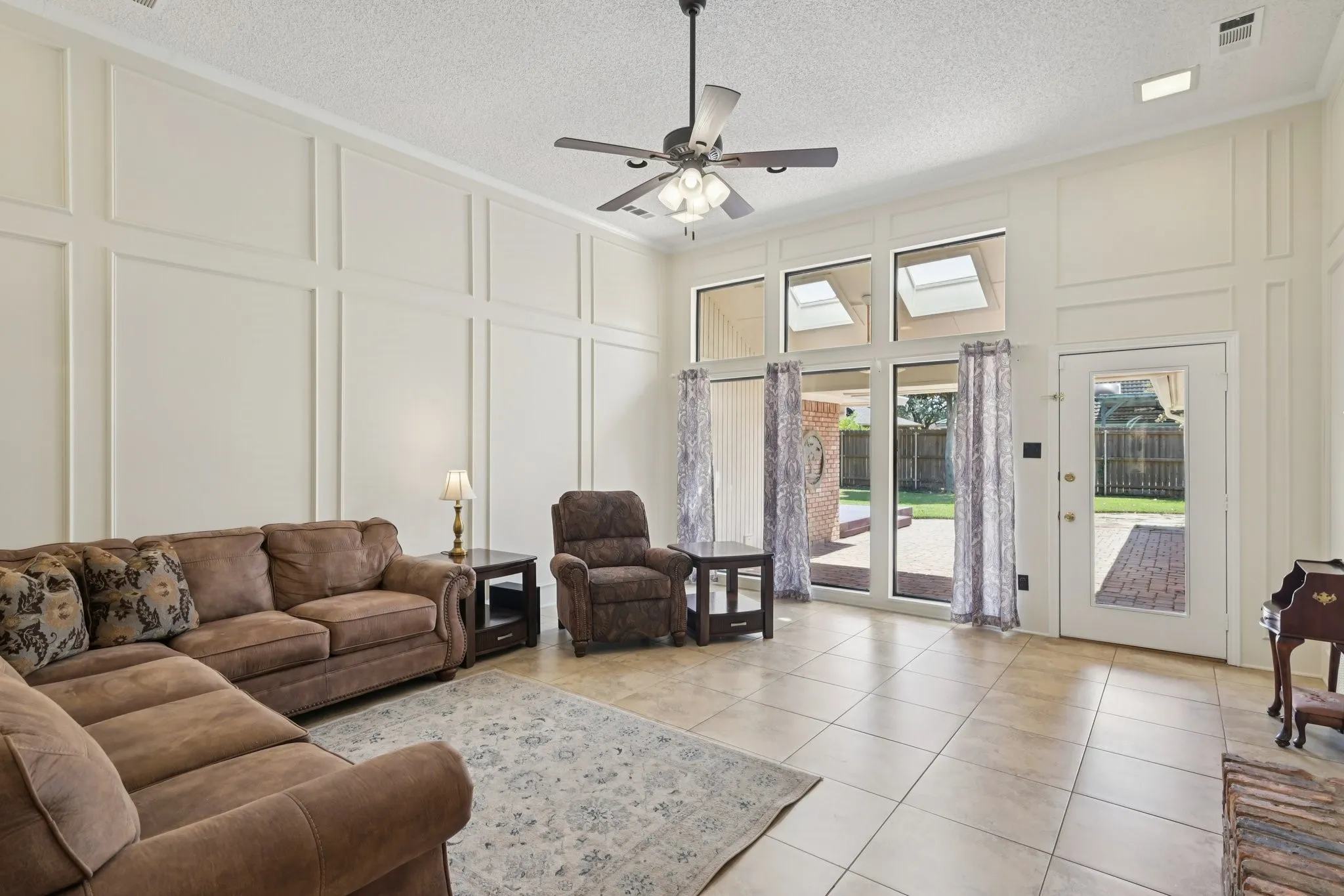 Single Family Residence For Sale in Tarrant County , 7002 Lake Louise Drive, Arlington, Texas 76016, 4 Bedroom, 3 Bathroom, 2 Garage spaces, 2,782 Sqft, built in 1982, mls#21383167, Real Estate Agent in Arlington, Homes For Sale in Tarrant county, Homes For Sale in Arlington, Realtor in Arlington Texas, Real Estate Brokerage Independent Realty Texas, Luminita Cordes Realtor