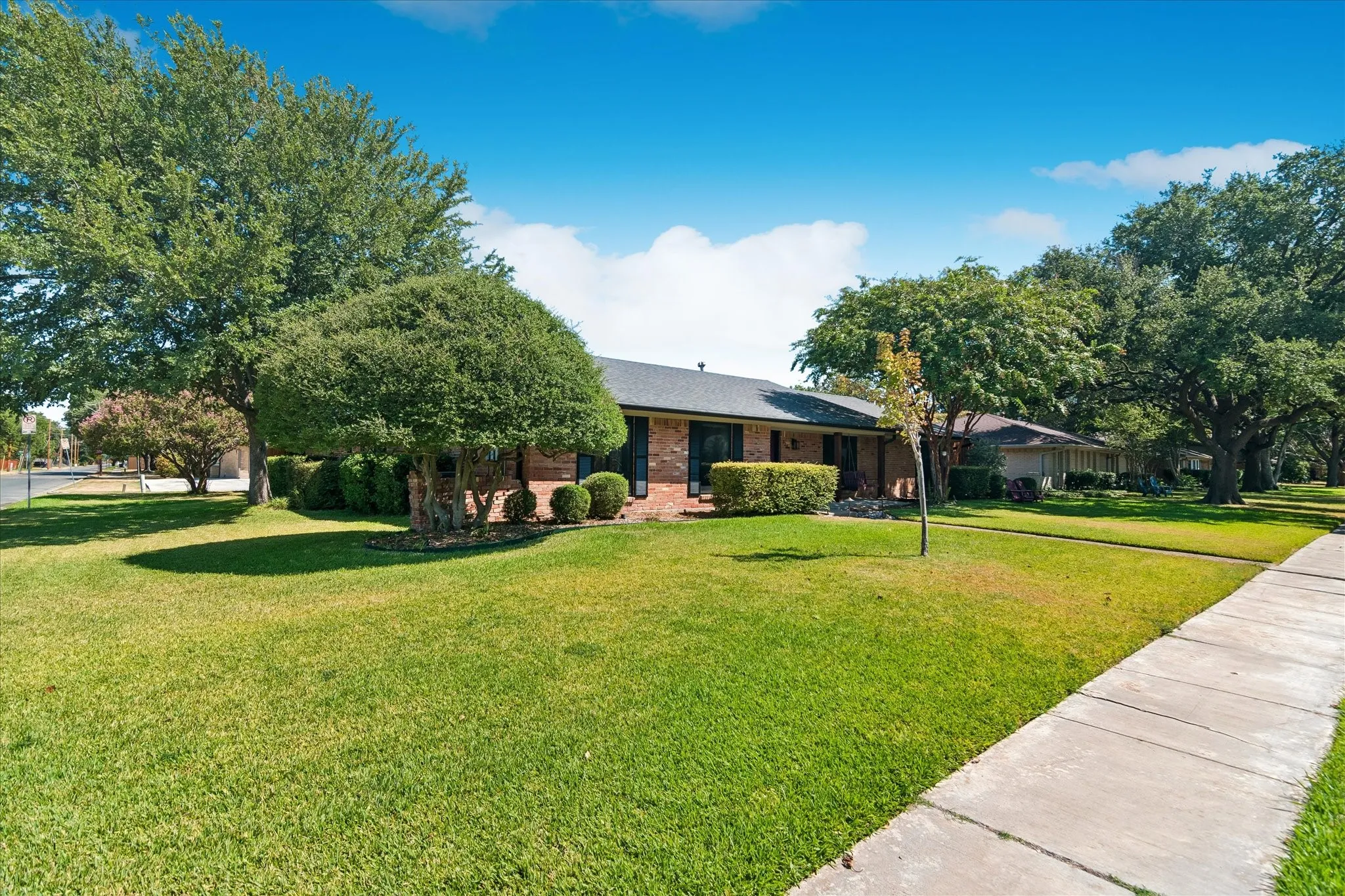 Single Family Residence For Sale in Dallas County , 3207 Grantwood Drive, Dallas, Texas 75229, 4 Bedroom, 3 Bathroom, 2 Garage spaces, 2,276 Sqft, built in 1968, mls#21383484, Real Estate Agent in Dallas, Homes For Sale in Dallas county, Homes For Sale in Dallas, Realtor in Dallas Texas, Real Estate Brokerage Independent Realty Texas, Luminita Cordes Realtor