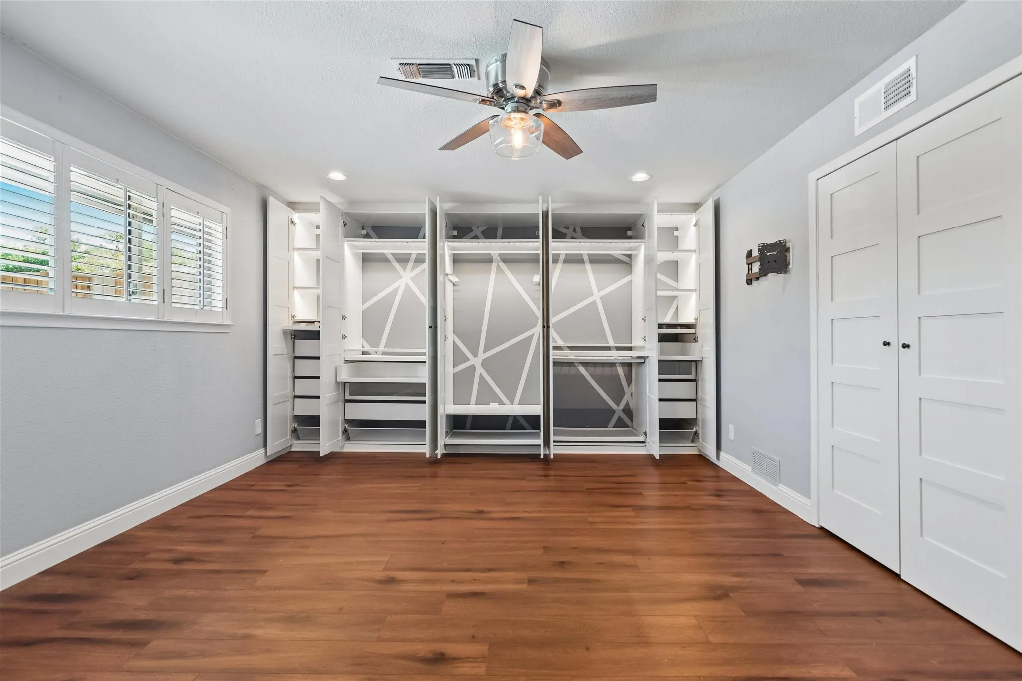 Single Family Residence For Sale in Dallas County , 3207 Grantwood Drive, Dallas, Texas 75229, 4 Bedroom, 3 Bathroom, 2 Garage spaces, 2,276 Sqft, built in 1968, mls#21383484, Real Estate Agent in Dallas, Homes For Sale in Dallas county, Homes For Sale in Dallas, Realtor in Dallas Texas, Real Estate Brokerage Independent Realty Texas, Luminita Cordes Realtor