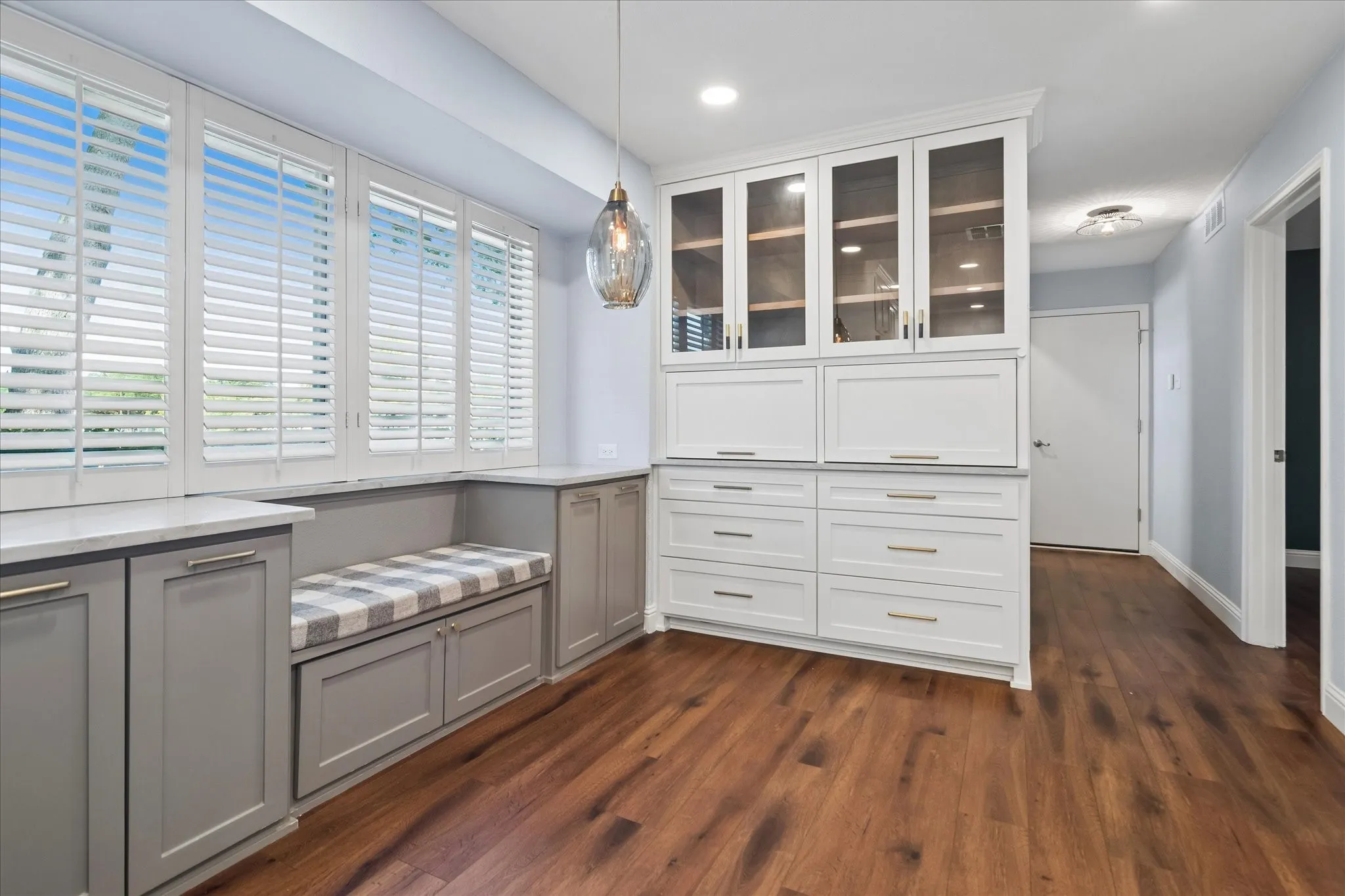 Single Family Residence For Sale in Dallas County , 3207 Grantwood Drive, Dallas, Texas 75229, 4 Bedroom, 3 Bathroom, 2 Garage spaces, 2,276 Sqft, built in 1968, mls#21383484, Real Estate Agent in Dallas, Homes For Sale in Dallas county, Homes For Sale in Dallas, Realtor in Dallas Texas, Real Estate Brokerage Independent Realty Texas, Luminita Cordes Realtor