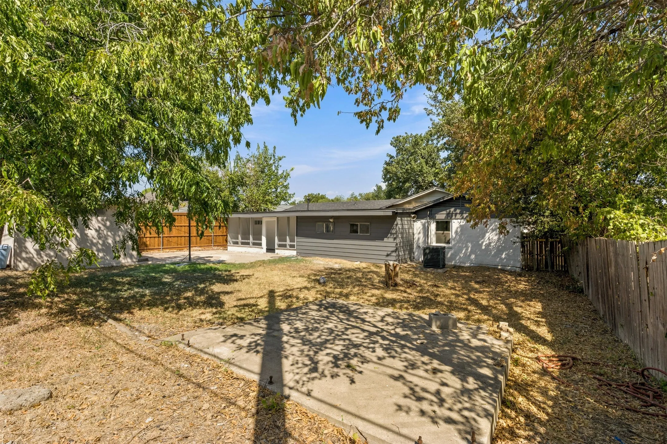 Single Family Residence For Sale in Dallas County , 2508 Syracuse Drive, Irving, Texas 75062, 5 Bedroom, 3 Bathroom, 2 Garage spaces, 2,238 Sqft, built in 1963, mls#21383472, Real Estate Agent in Irving, Homes For Sale in Dallas county, Homes For Sale in Irving, Realtor in Irving Texas, Real Estate Brokerage Independent Realty Texas, Luminita Cordes Realtor