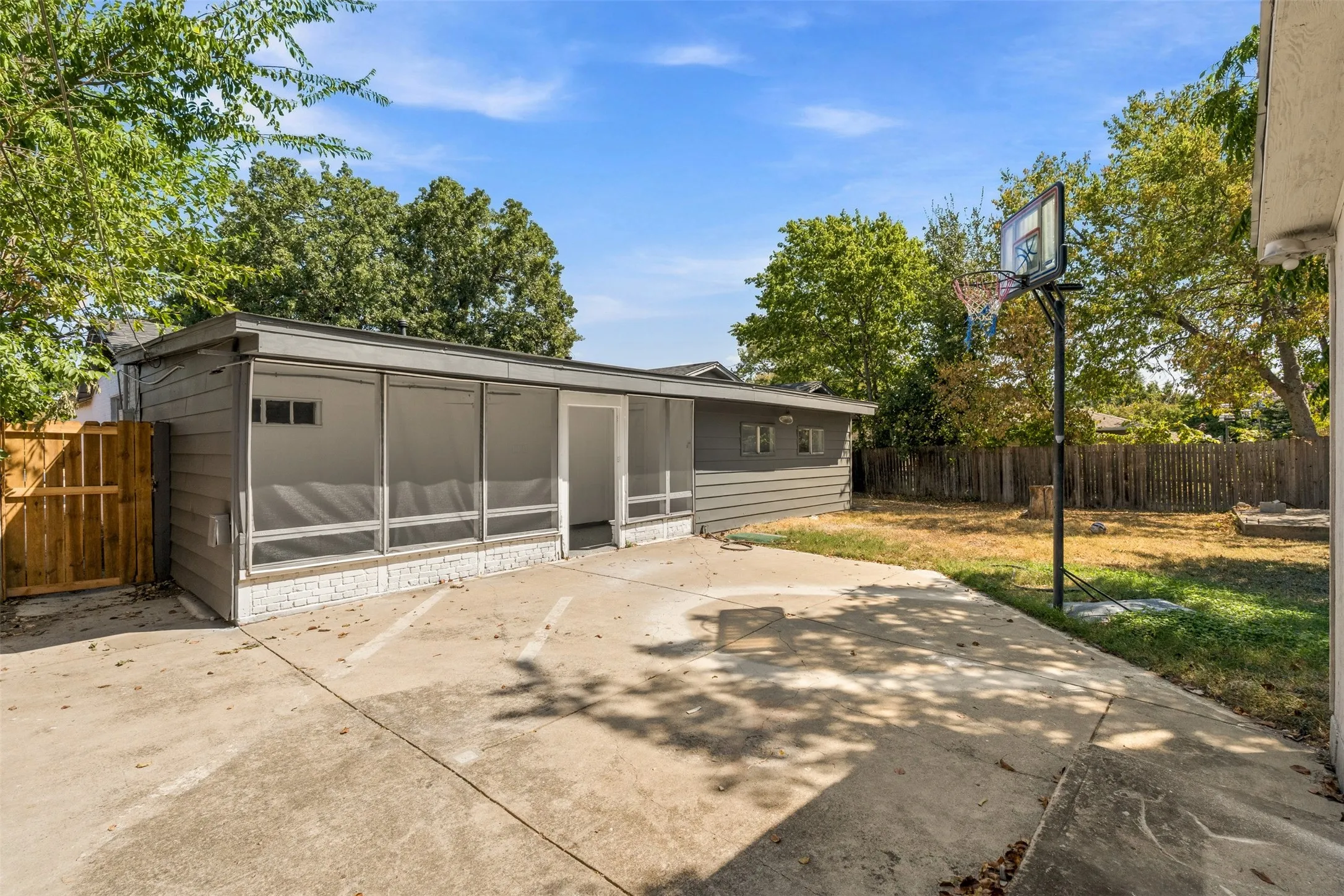 Single Family Residence For Sale in Dallas County , 2508 Syracuse Drive, Irving, Texas 75062, 5 Bedroom, 3 Bathroom, 2 Garage spaces, 2,238 Sqft, built in 1963, mls#21383472, Real Estate Agent in Irving, Homes For Sale in Dallas county, Homes For Sale in Irving, Realtor in Irving Texas, Real Estate Brokerage Independent Realty Texas, Luminita Cordes Realtor
