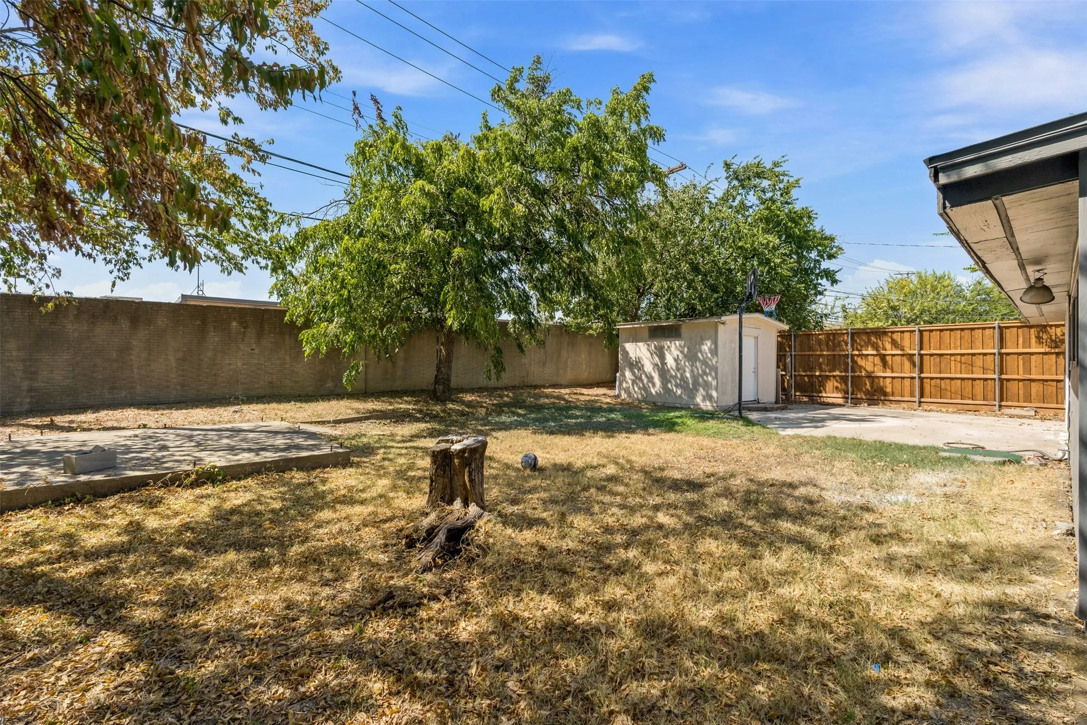 Single Family Residence For Sale in Dallas County , 2508 Syracuse Drive, Irving, Texas 75062, 5 Bedroom, 3 Bathroom, 2 Garage spaces, 2,238 Sqft, built in 1963, mls#21383472, Real Estate Agent in Irving, Homes For Sale in Dallas county, Homes For Sale in Irving, Realtor in Irving Texas, Real Estate Brokerage Independent Realty Texas, Luminita Cordes Realtor