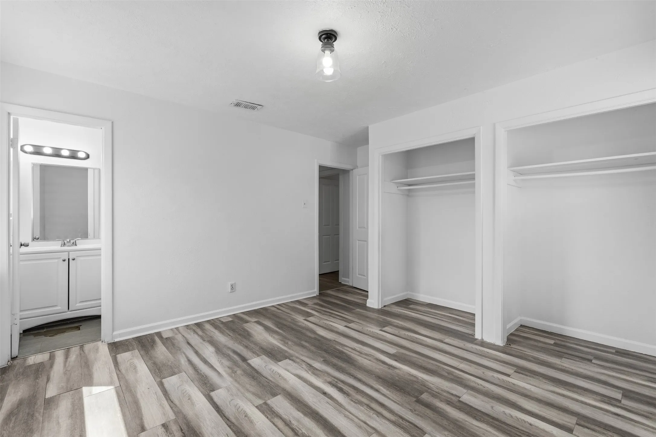 Single Family Residence For Sale in Dallas County , 2508 Syracuse Drive, Irving, Texas 75062, 5 Bedroom, 3 Bathroom, 2 Garage spaces, 2,238 Sqft, built in 1963, mls#21383472, Real Estate Agent in Irving, Homes For Sale in Dallas county, Homes For Sale in Irving, Realtor in Irving Texas, Real Estate Brokerage Independent Realty Texas, Luminita Cordes Realtor