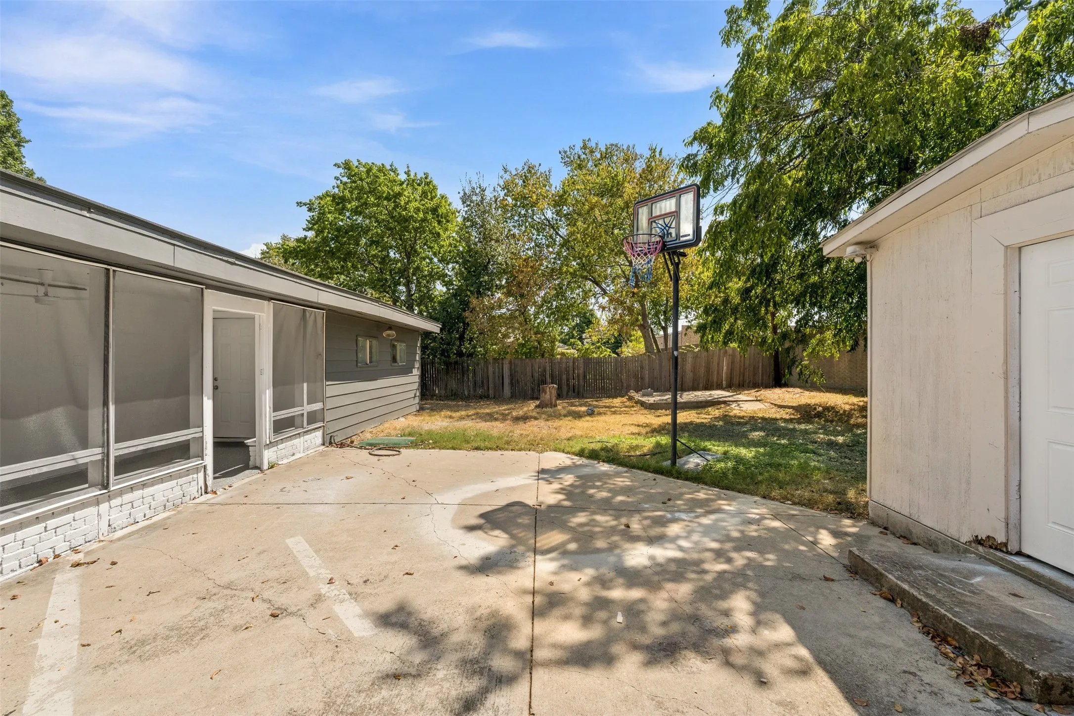 Single Family Residence For Sale in Dallas County , 2508 Syracuse Drive, Irving, Texas 75062, 5 Bedroom, 3 Bathroom, 2 Garage spaces, 2,238 Sqft, built in 1963, mls#21383472, Real Estate Agent in Irving, Homes For Sale in Dallas county, Homes For Sale in Irving, Realtor in Irving Texas, Real Estate Brokerage Independent Realty Texas, Luminita Cordes Realtor
