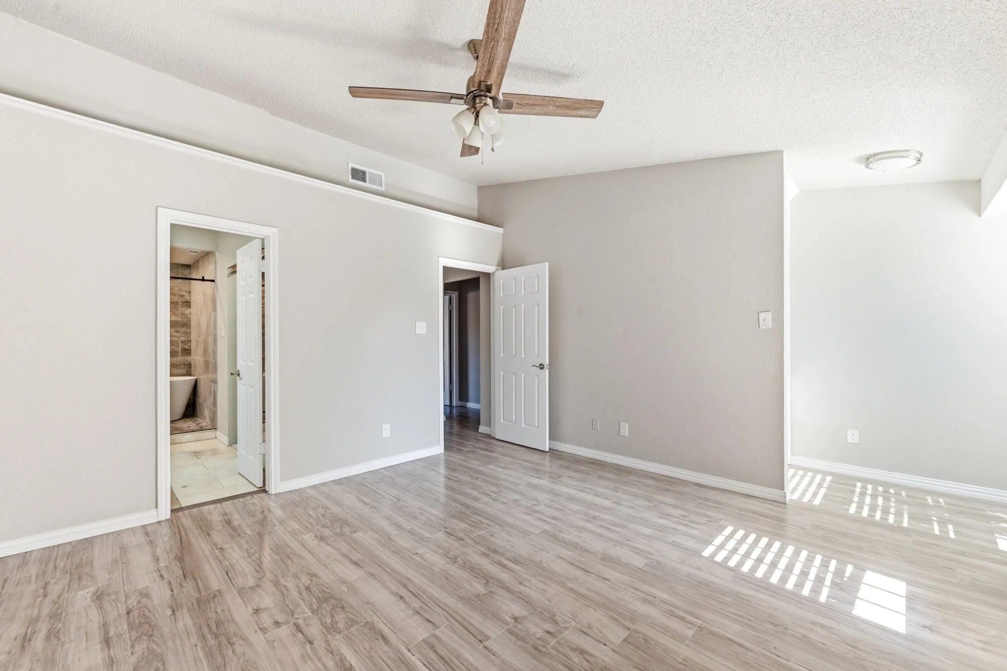 Condominium For Rent in Dallas County , 14333 Preston Road 1704, Dallas, Texas 75254, 2 Bedroom, 3 Bathroom, Garage spaces, 1,221 Sqft, built in 1982, mls#21383196, Real Estate Agent in Dallas, Homes For Rent in Dallas county, Homes For Rent in Dallas, Realtor in Dallas Texas, Real Estate Brokerage Independent Realty Texas, Luminita Cordes Realtor