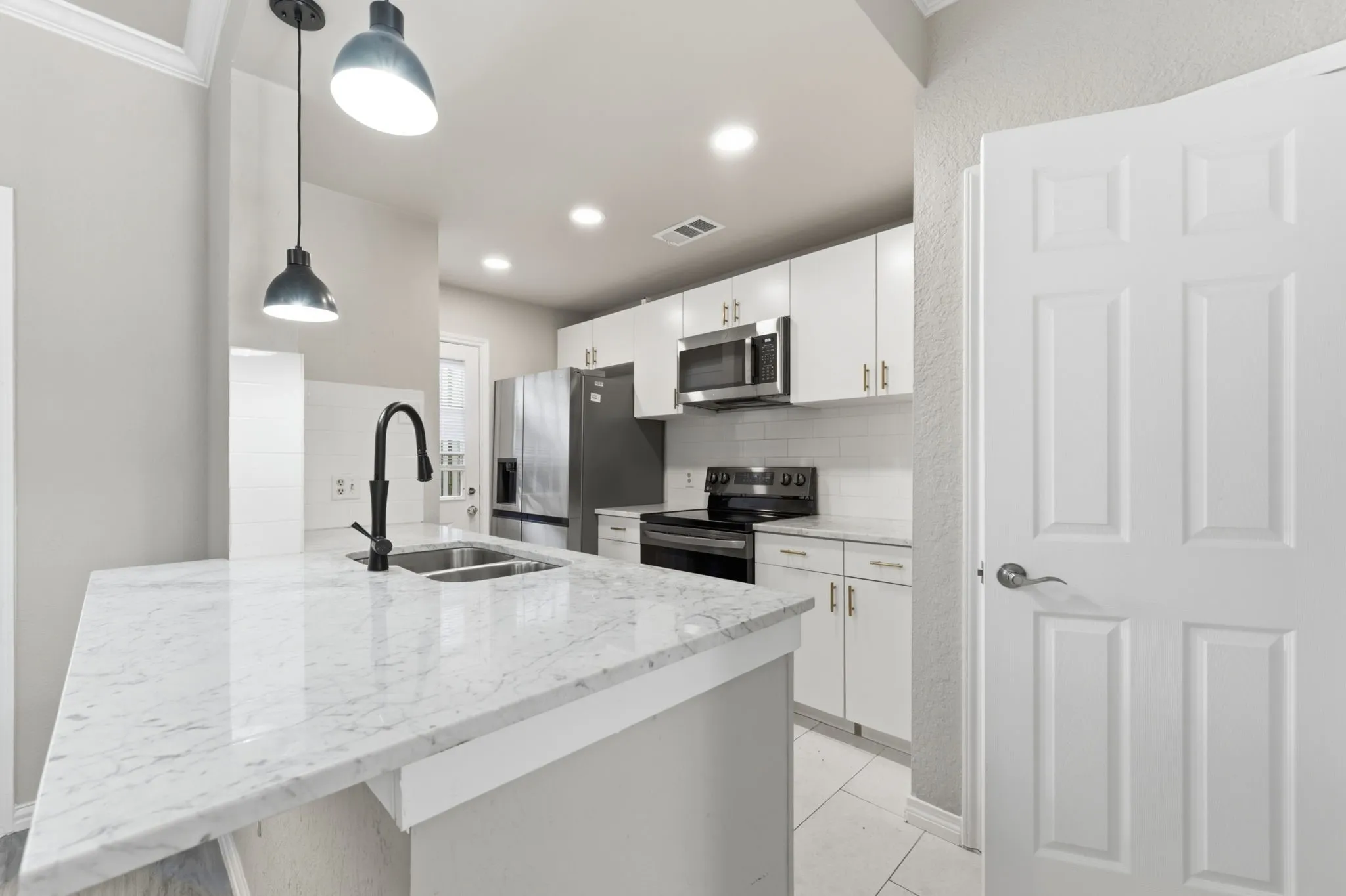 Condominium For Rent in Dallas County , 14333 Preston Road 1704, Dallas, Texas 75254, 2 Bedroom, 3 Bathroom, Garage spaces, 1,221 Sqft, built in 1982, mls#21383196, Real Estate Agent in Dallas, Homes For Rent in Dallas county, Homes For Rent in Dallas, Realtor in Dallas Texas, Real Estate Brokerage Independent Realty Texas, Luminita Cordes Realtor
