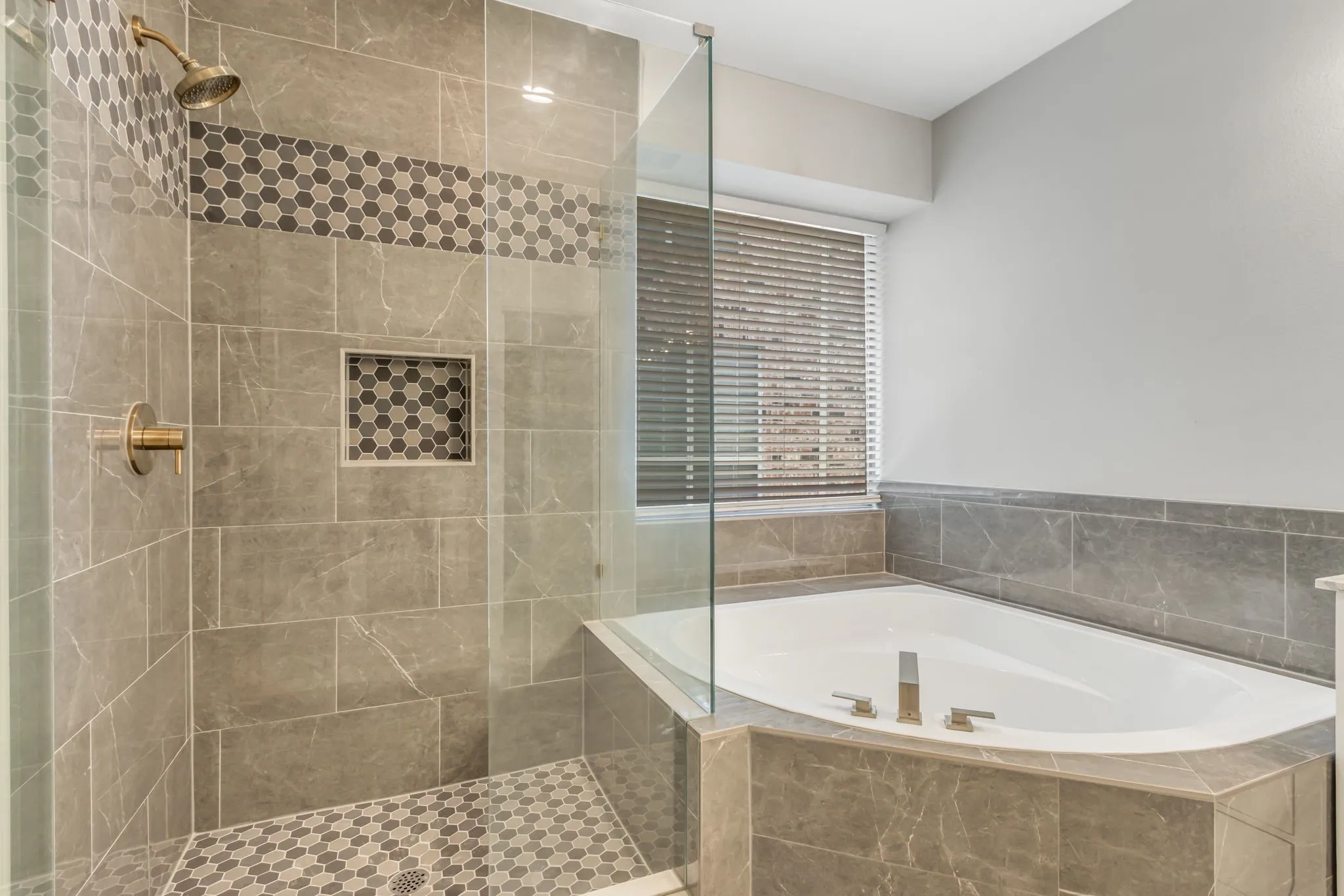 Single Family Residence For Sale in Denton County , 3628 Andrea Drive, Flower Mound, Texas 75022, 4 Bedroom, 3 Bathroom, 2 Garage spaces, 2,424 Sqft, built in 2004, mls#21381204, Real Estate Agent in Flower Mound, Homes For Sale in Denton county, Homes For Sale in Flower Mound, Realtor in Flower Mound Texas, Real Estate Brokerage Independent Realty Texas, Luminita Cordes Realtor