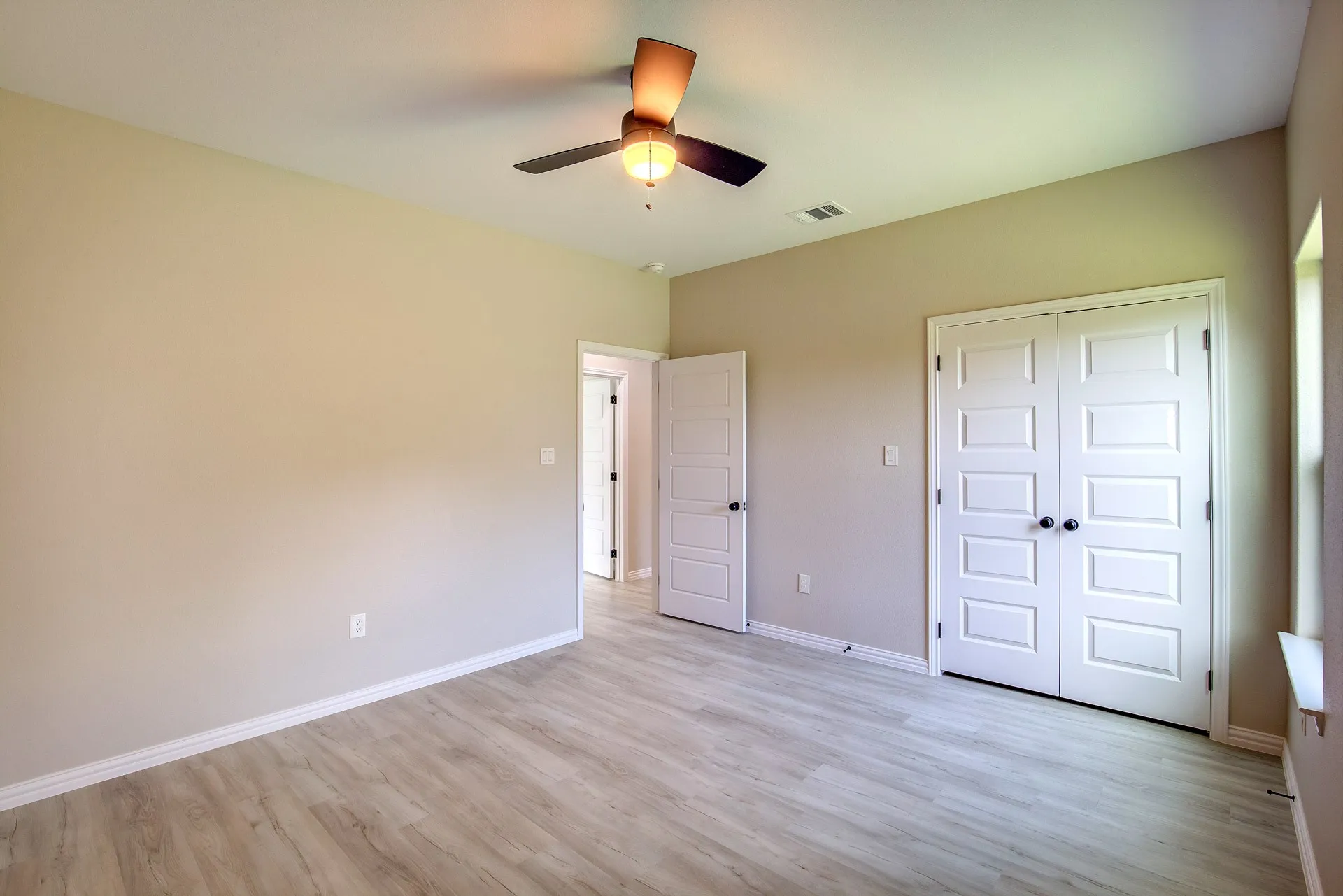 Single Family Residence For Rent in Tarrant County , 5116 Bonnell Avenue, Fort Worth, Texas 76107, 3 Bedroom, 2 Bathroom, 2 Garage spaces, 1,700 Sqft, built in 2022, mls#21383559, Real Estate Agent in Fort Worth, Homes For Rent in Tarrant county, Homes For Rent in Fort Worth, Realtor in Fort Worth Texas, Real Estate Brokerage Independent Realty Texas, Luminita Cordes Realtor