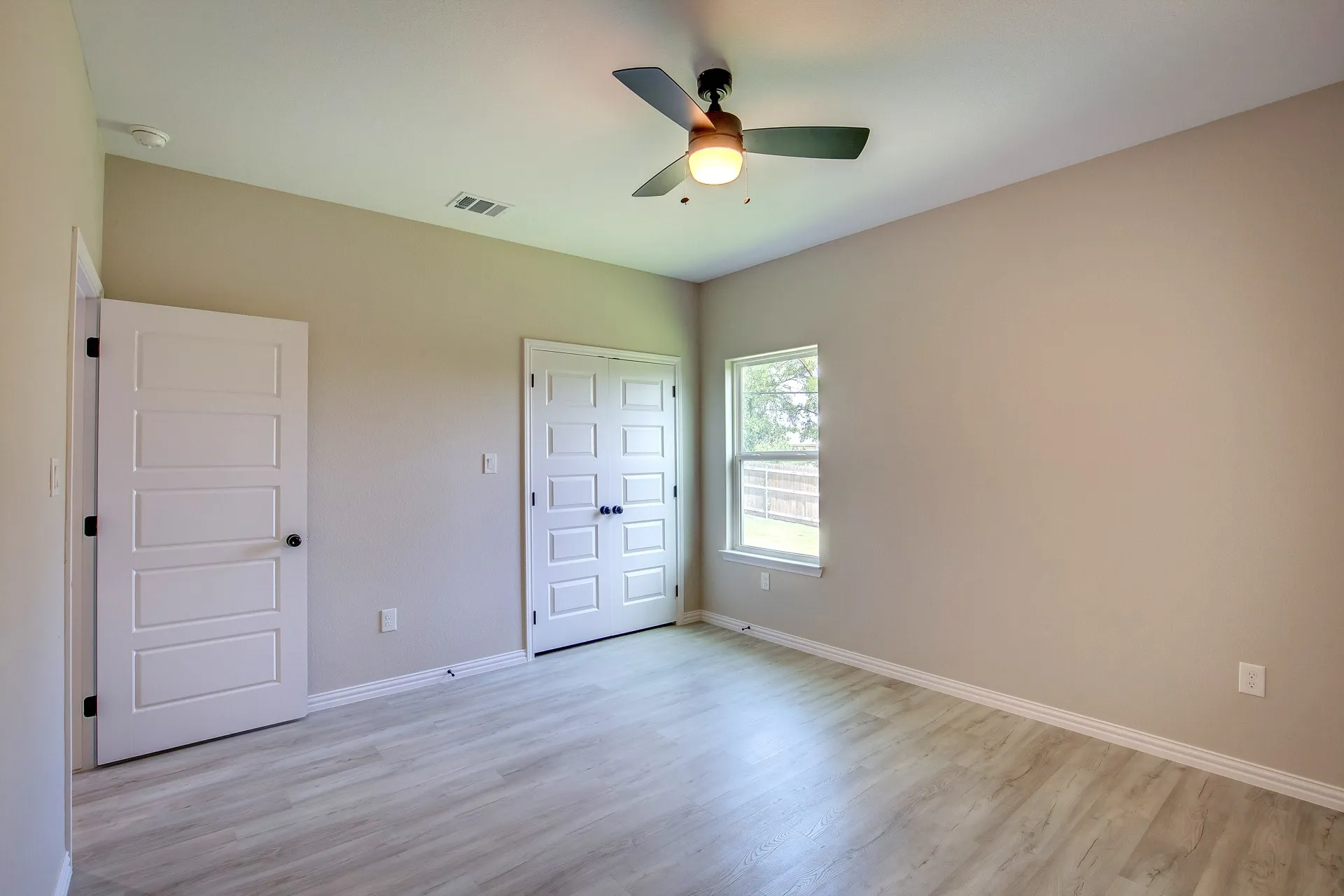 Single Family Residence For Rent in Tarrant County , 5116 Bonnell Avenue, Fort Worth, Texas 76107, 3 Bedroom, 2 Bathroom, 2 Garage spaces, 1,700 Sqft, built in 2022, mls#21383559, Real Estate Agent in Fort Worth, Homes For Rent in Tarrant county, Homes For Rent in Fort Worth, Realtor in Fort Worth Texas, Real Estate Brokerage Independent Realty Texas, Luminita Cordes Realtor