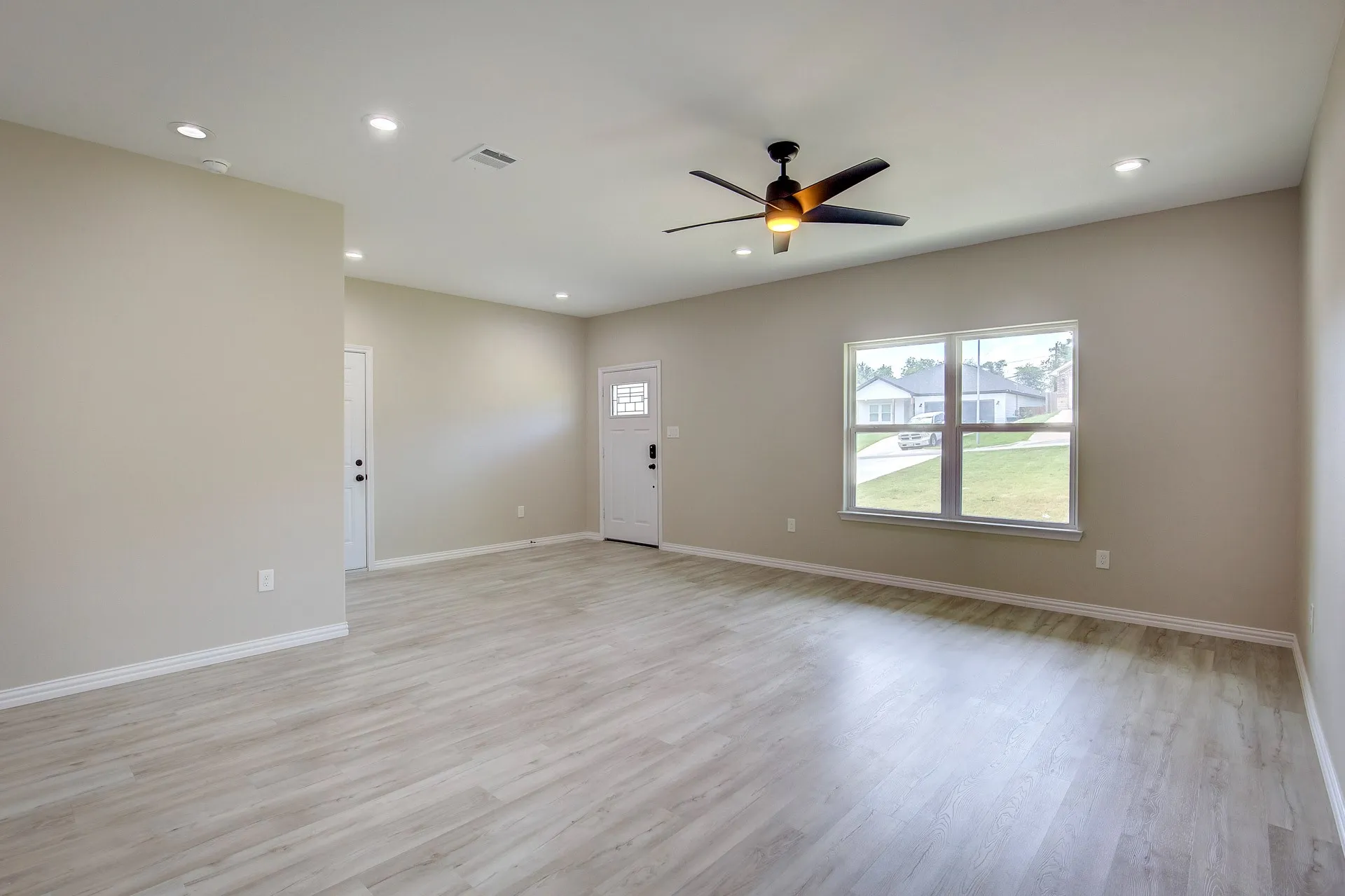 Single Family Residence For Rent in Tarrant County , 5116 Bonnell Avenue, Fort Worth, Texas 76107, 3 Bedroom, 2 Bathroom, 2 Garage spaces, 1,700 Sqft, built in 2022, mls#21383559, Real Estate Agent in Fort Worth, Homes For Rent in Tarrant county, Homes For Rent in Fort Worth, Realtor in Fort Worth Texas, Real Estate Brokerage Independent Realty Texas, Luminita Cordes Realtor