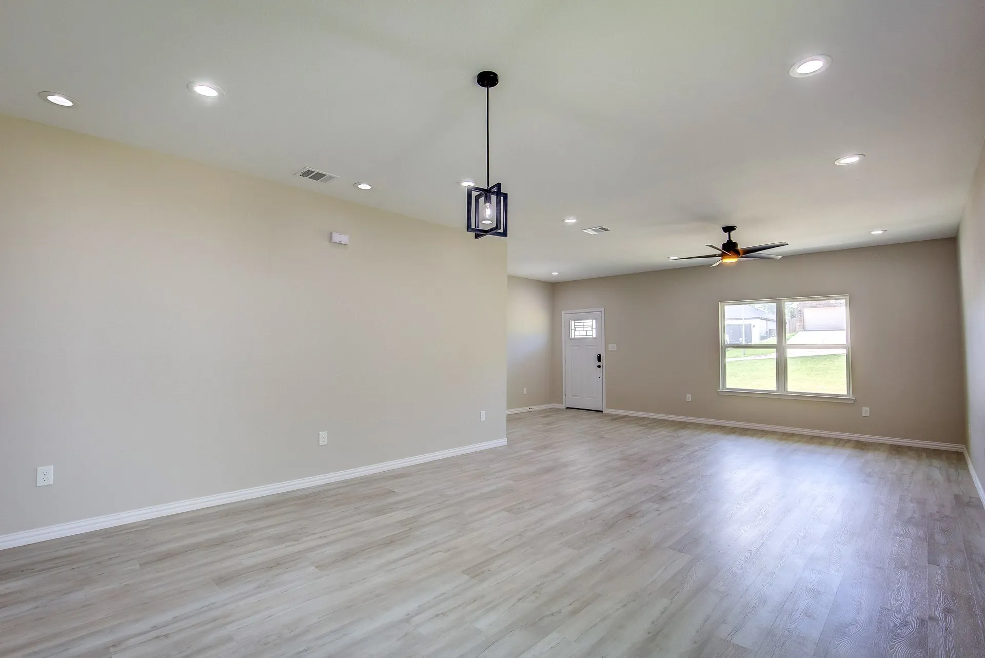 Single Family Residence For Rent in Tarrant County , 5116 Bonnell Avenue, Fort Worth, Texas 76107, 3 Bedroom, 2 Bathroom, 2 Garage spaces, 1,700 Sqft, built in 2022, mls#21383559, Real Estate Agent in Fort Worth, Homes For Rent in Tarrant county, Homes For Rent in Fort Worth, Realtor in Fort Worth Texas, Real Estate Brokerage Independent Realty Texas, Luminita Cordes Realtor