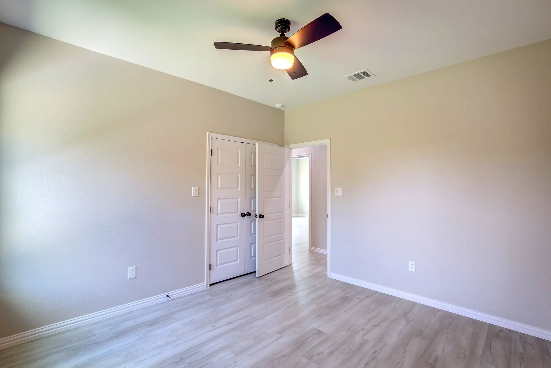 Single Family Residence For Rent in Tarrant County , 5116 Bonnell Avenue, Fort Worth, Texas 76107, 3 Bedroom, 2 Bathroom, 2 Garage spaces, 1,700 Sqft, built in 2022, mls#21383559, Real Estate Agent in Fort Worth, Homes For Rent in Tarrant county, Homes For Rent in Fort Worth, Realtor in Fort Worth Texas, Real Estate Brokerage Independent Realty Texas, Luminita Cordes Realtor