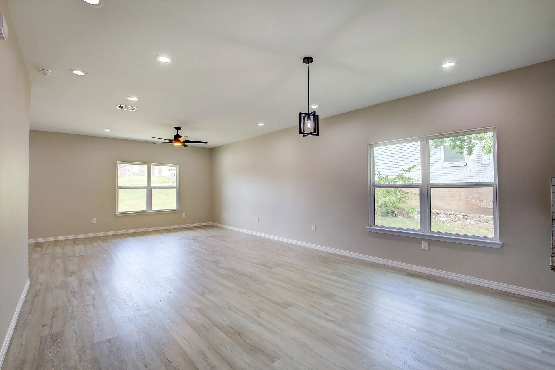 Single Family Residence For Rent in Tarrant County , 5116 Bonnell Avenue, Fort Worth, Texas 76107, 3 Bedroom, 2 Bathroom, 2 Garage spaces, 1,700 Sqft, built in 2022, mls#21383559, Real Estate Agent in Fort Worth, Homes For Rent in Tarrant county, Homes For Rent in Fort Worth, Realtor in Fort Worth Texas, Real Estate Brokerage Independent Realty Texas, Luminita Cordes Realtor