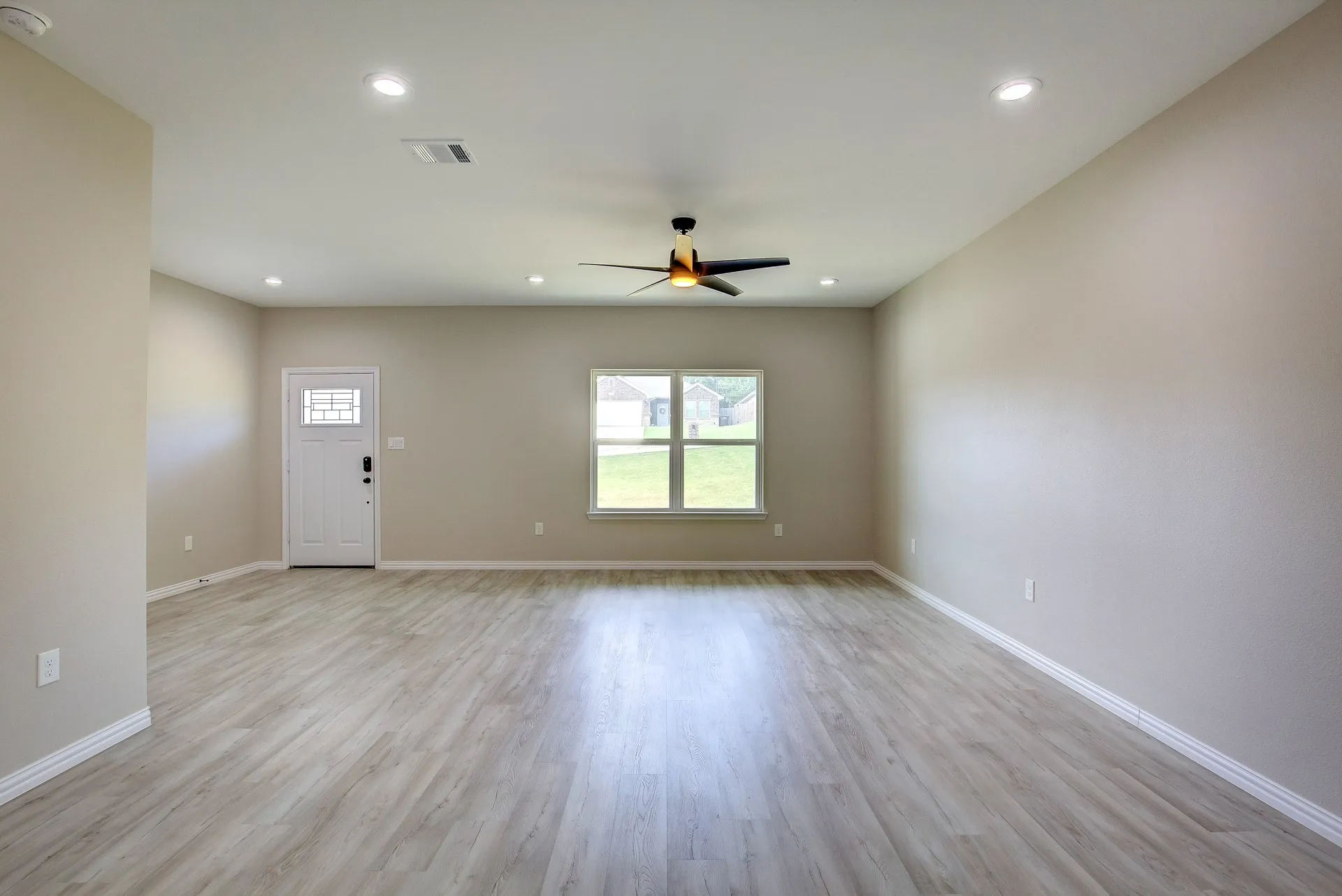 Single Family Residence For Rent in Tarrant County , 5116 Bonnell Avenue, Fort Worth, Texas 76107, 3 Bedroom, 2 Bathroom, 2 Garage spaces, 1,700 Sqft, built in 2022, mls#21383559, Real Estate Agent in Fort Worth, Homes For Rent in Tarrant county, Homes For Rent in Fort Worth, Realtor in Fort Worth Texas, Real Estate Brokerage Independent Realty Texas, Luminita Cordes Realtor