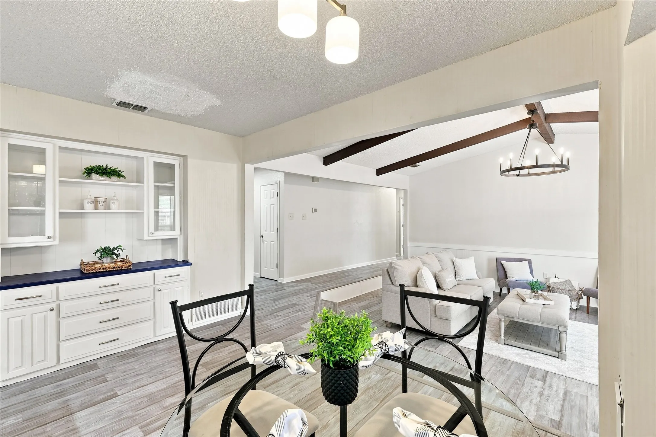 Single Family Residence For Sale in Tarrant County , 3113 Mossy Oak Lane, Bedford, Texas 76021, 3 Bedroom, 2 Bathroom, 2 Garage spaces, 1,719 Sqft, built in 1981, mls#21361748, Real Estate Agent in Bedford, Homes For Sale in Tarrant county, Homes For Sale in Bedford, Realtor in Bedford Texas, Real Estate Brokerage Independent Realty Texas, Luminita Cordes Realtor