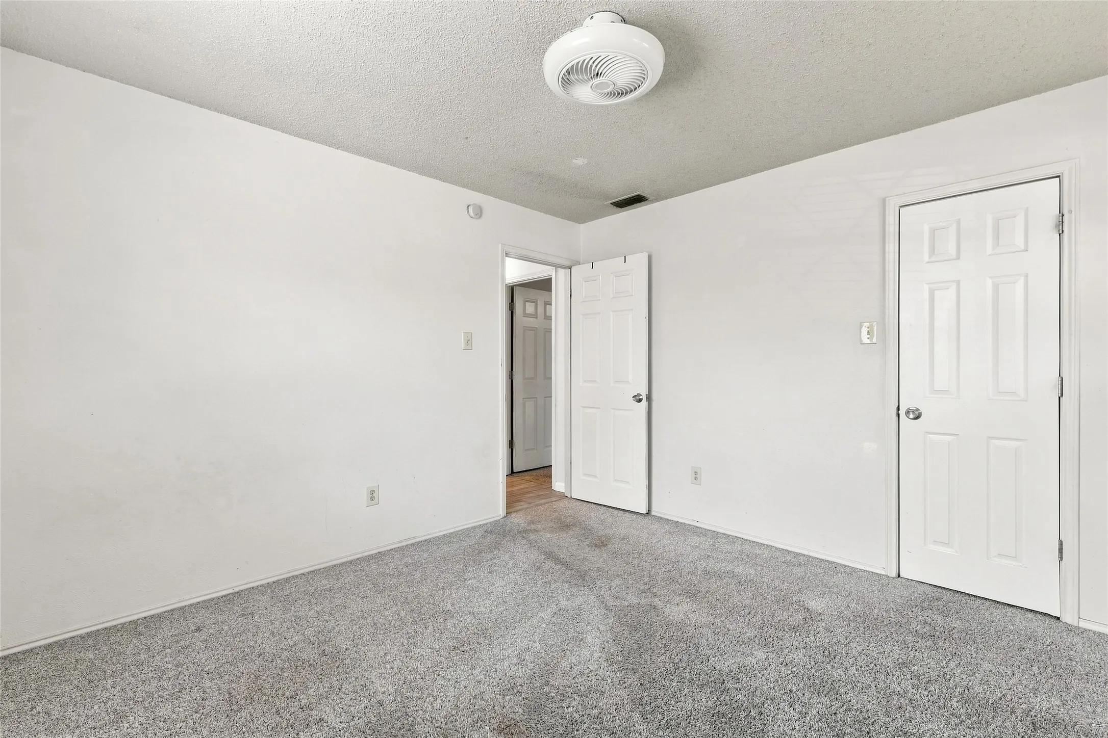 Single Family Residence For Sale in Tarrant County , 3113 Mossy Oak Lane, Bedford, Texas 76021, 3 Bedroom, 2 Bathroom, 2 Garage spaces, 1,719 Sqft, built in 1981, mls#21361748, Real Estate Agent in Bedford, Homes For Sale in Tarrant county, Homes For Sale in Bedford, Realtor in Bedford Texas, Real Estate Brokerage Independent Realty Texas, Luminita Cordes Realtor