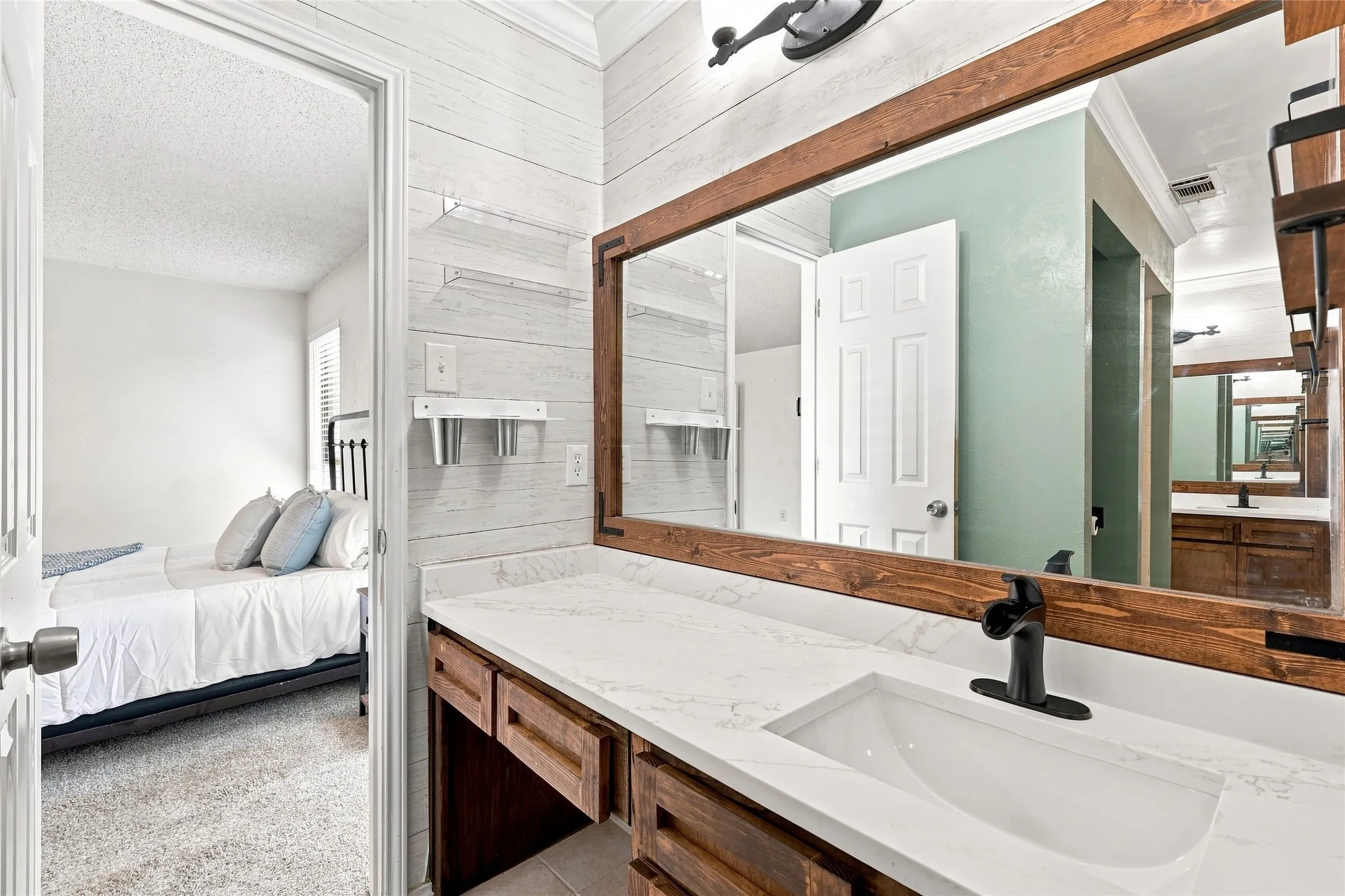 Single Family Residence For Sale in Tarrant County , 3113 Mossy Oak Lane, Bedford, Texas 76021, 3 Bedroom, 2 Bathroom, 2 Garage spaces, 1,719 Sqft, built in 1981, mls#21361748, Real Estate Agent in Bedford, Homes For Sale in Tarrant county, Homes For Sale in Bedford, Realtor in Bedford Texas, Real Estate Brokerage Independent Realty Texas, Luminita Cordes Realtor