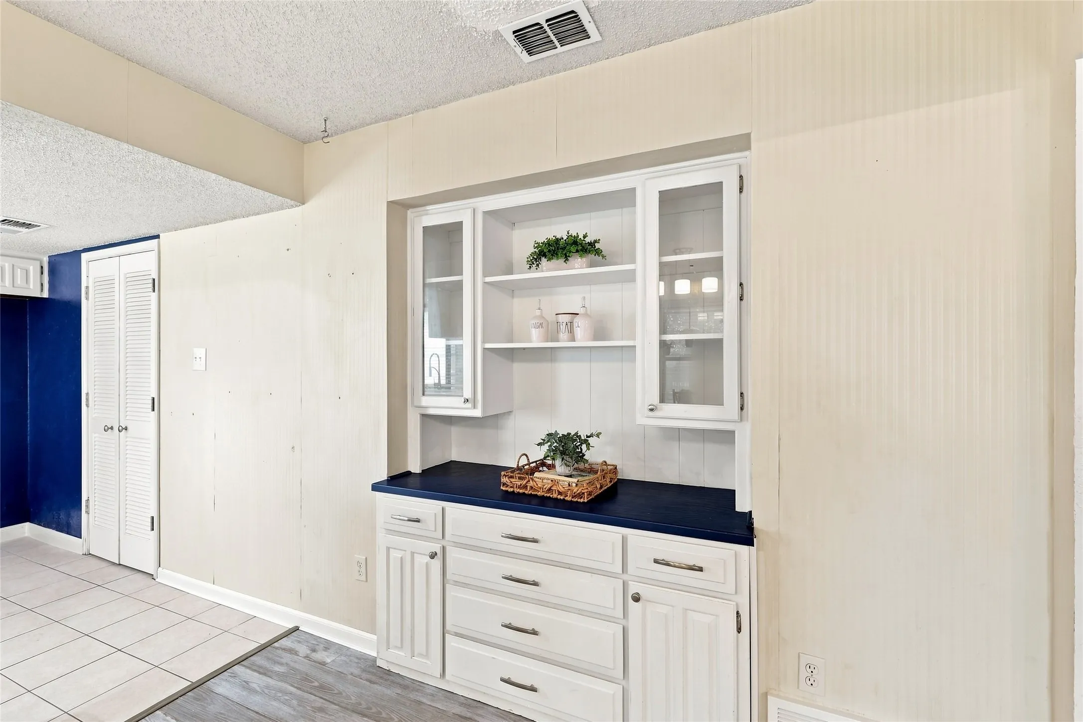 Single Family Residence For Sale in Tarrant County , 3113 Mossy Oak Lane, Bedford, Texas 76021, 3 Bedroom, 2 Bathroom, 2 Garage spaces, 1,719 Sqft, built in 1981, mls#21361748, Real Estate Agent in Bedford, Homes For Sale in Tarrant county, Homes For Sale in Bedford, Realtor in Bedford Texas, Real Estate Brokerage Independent Realty Texas, Luminita Cordes Realtor