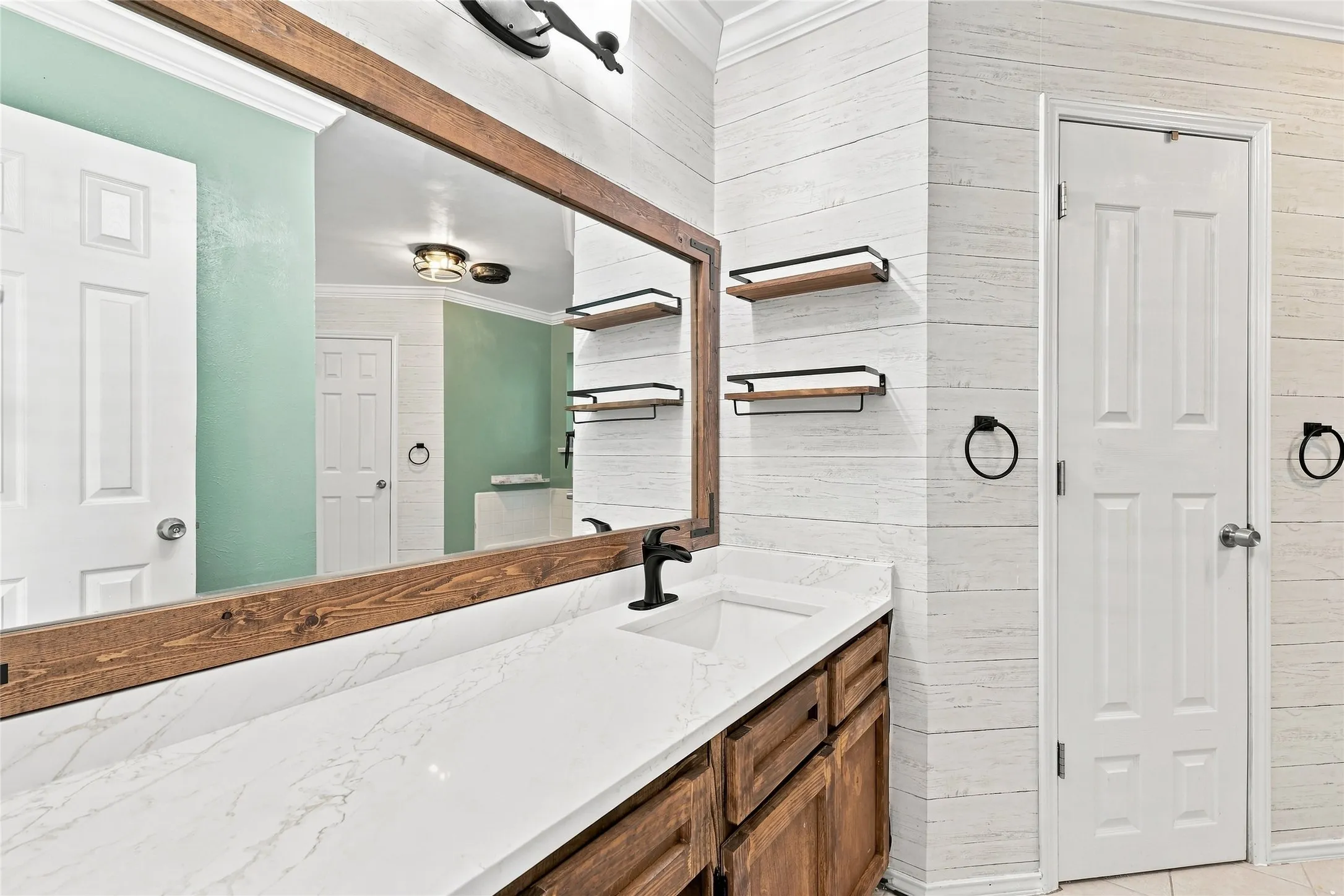 Single Family Residence For Sale in Tarrant County , 3113 Mossy Oak Lane, Bedford, Texas 76021, 3 Bedroom, 2 Bathroom, 2 Garage spaces, 1,719 Sqft, built in 1981, mls#21361748, Real Estate Agent in Bedford, Homes For Sale in Tarrant county, Homes For Sale in Bedford, Realtor in Bedford Texas, Real Estate Brokerage Independent Realty Texas, Luminita Cordes Realtor