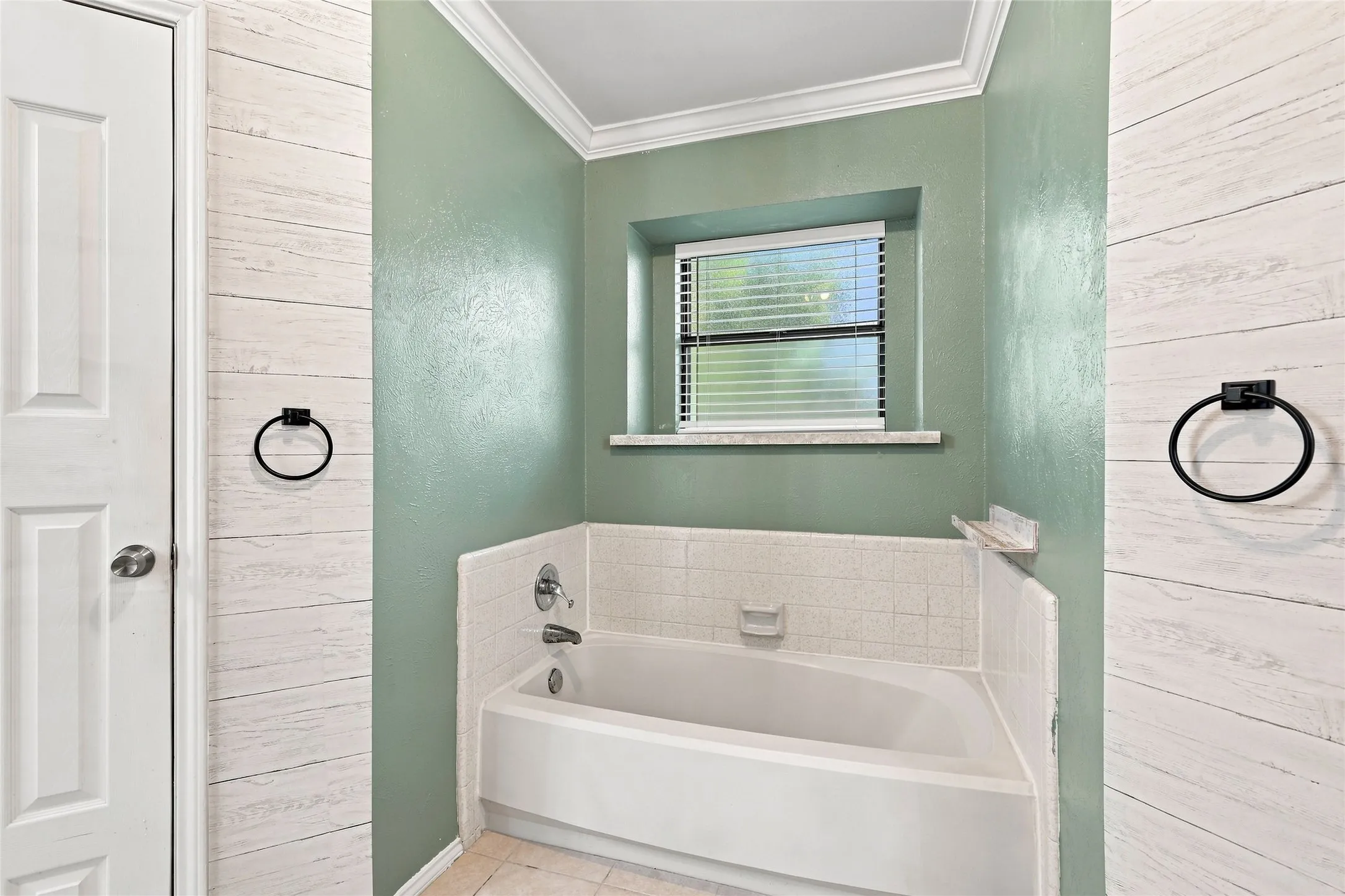 Single Family Residence For Sale in Tarrant County , 3113 Mossy Oak Lane, Bedford, Texas 76021, 3 Bedroom, 2 Bathroom, 2 Garage spaces, 1,719 Sqft, built in 1981, mls#21361748, Real Estate Agent in Bedford, Homes For Sale in Tarrant county, Homes For Sale in Bedford, Realtor in Bedford Texas, Real Estate Brokerage Independent Realty Texas, Luminita Cordes Realtor