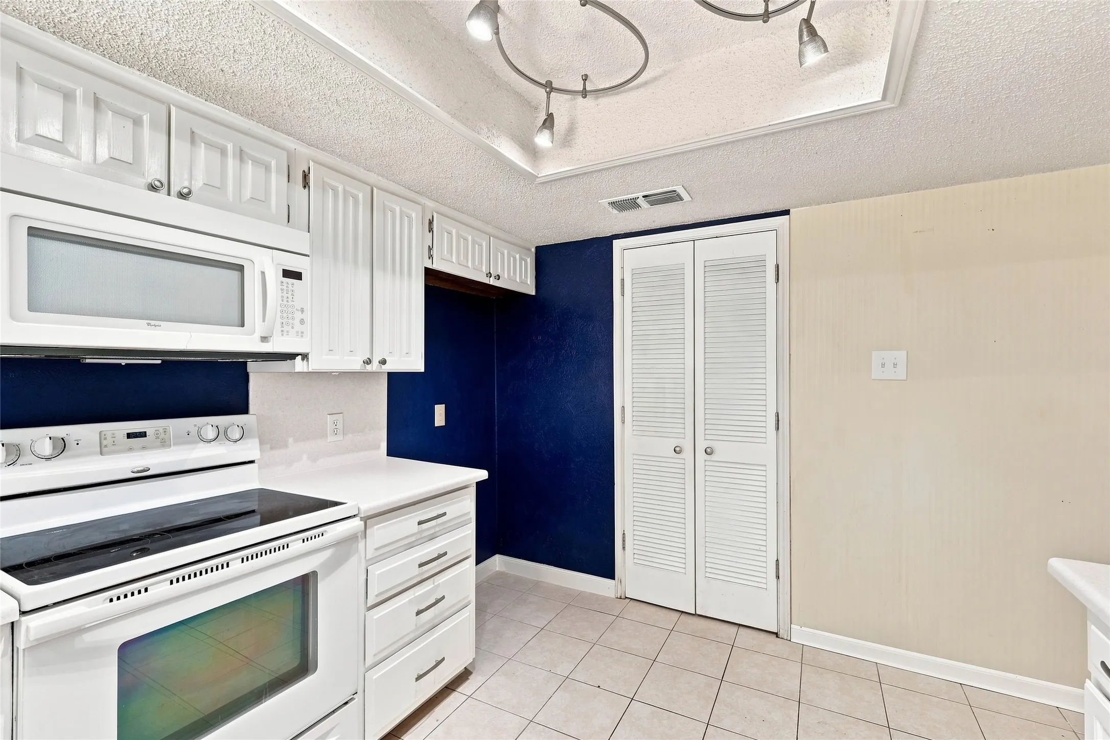 Single Family Residence For Sale in Tarrant County , 3113 Mossy Oak Lane, Bedford, Texas 76021, 3 Bedroom, 2 Bathroom, 2 Garage spaces, 1,719 Sqft, built in 1981, mls#21361748, Real Estate Agent in Bedford, Homes For Sale in Tarrant county, Homes For Sale in Bedford, Realtor in Bedford Texas, Real Estate Brokerage Independent Realty Texas, Luminita Cordes Realtor