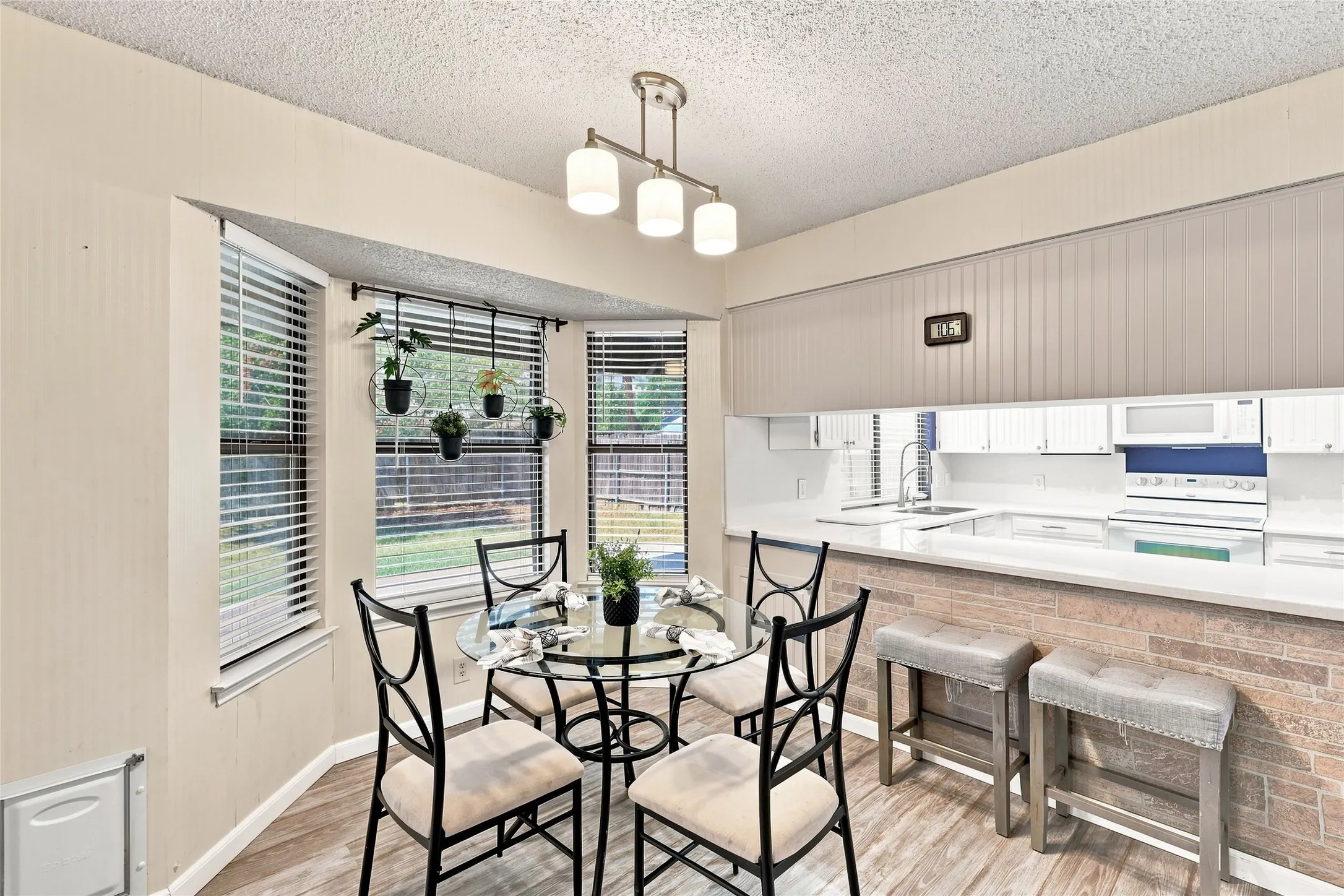 Single Family Residence For Sale in Tarrant County , 3113 Mossy Oak Lane, Bedford, Texas 76021, 3 Bedroom, 2 Bathroom, 2 Garage spaces, 1,719 Sqft, built in 1981, mls#21361748, Real Estate Agent in Bedford, Homes For Sale in Tarrant county, Homes For Sale in Bedford, Realtor in Bedford Texas, Real Estate Brokerage Independent Realty Texas, Luminita Cordes Realtor