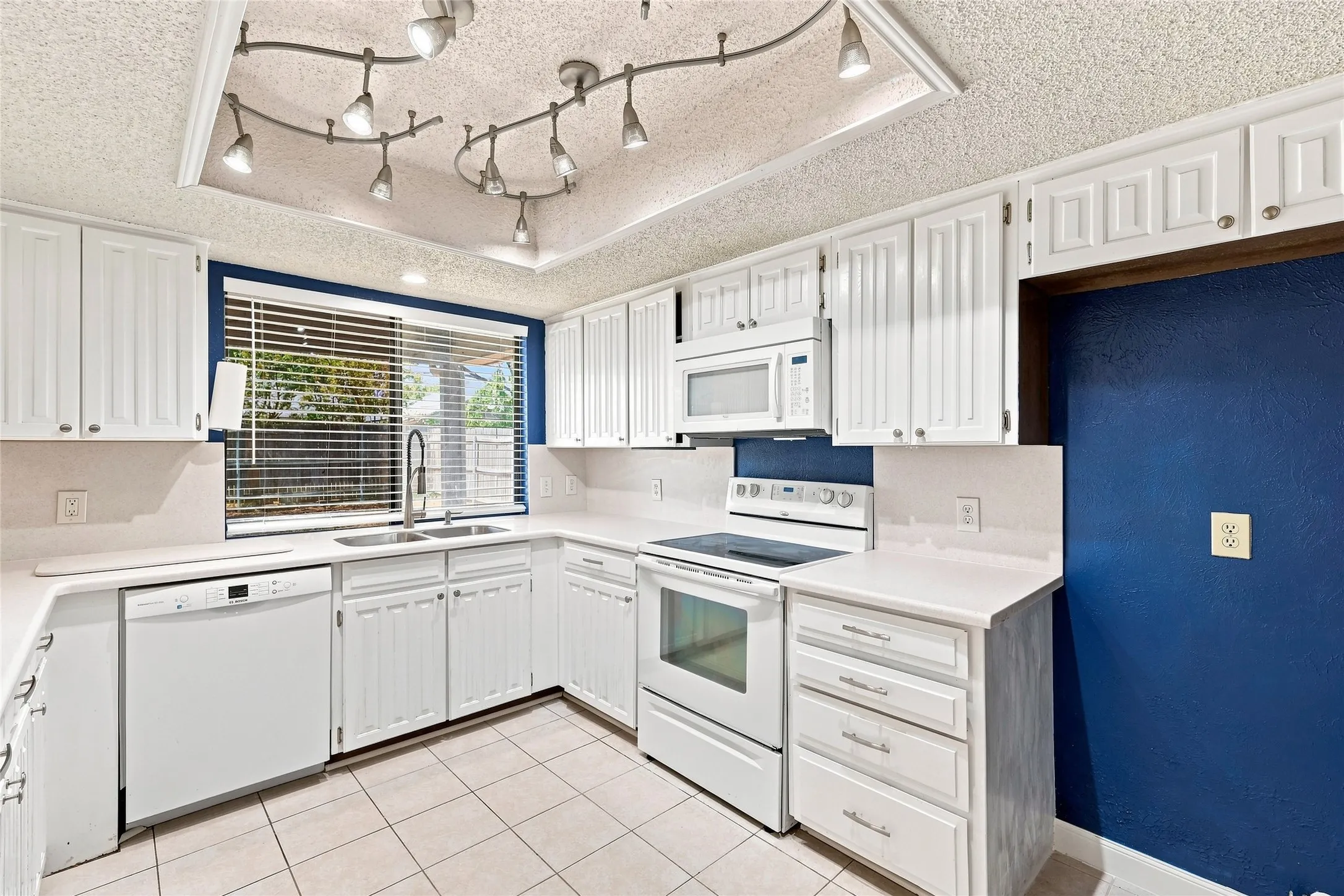 Single Family Residence For Sale in Tarrant County , 3113 Mossy Oak Lane, Bedford, Texas 76021, 3 Bedroom, 2 Bathroom, 2 Garage spaces, 1,719 Sqft, built in 1981, mls#21361748, Real Estate Agent in Bedford, Homes For Sale in Tarrant county, Homes For Sale in Bedford, Realtor in Bedford Texas, Real Estate Brokerage Independent Realty Texas, Luminita Cordes Realtor