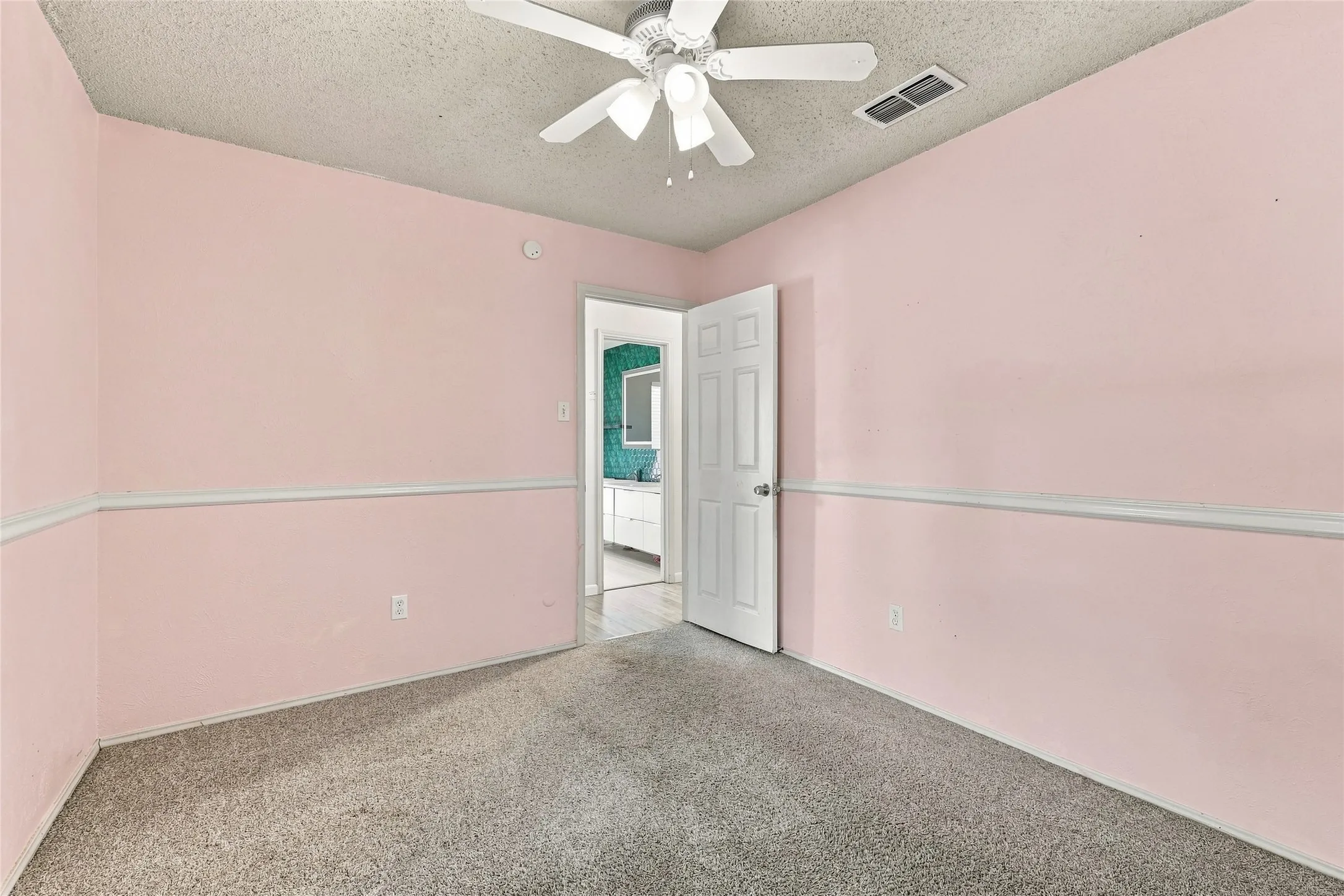 Single Family Residence For Sale in Tarrant County , 3113 Mossy Oak Lane, Bedford, Texas 76021, 3 Bedroom, 2 Bathroom, 2 Garage spaces, 1,719 Sqft, built in 1981, mls#21361748, Real Estate Agent in Bedford, Homes For Sale in Tarrant county, Homes For Sale in Bedford, Realtor in Bedford Texas, Real Estate Brokerage Independent Realty Texas, Luminita Cordes Realtor