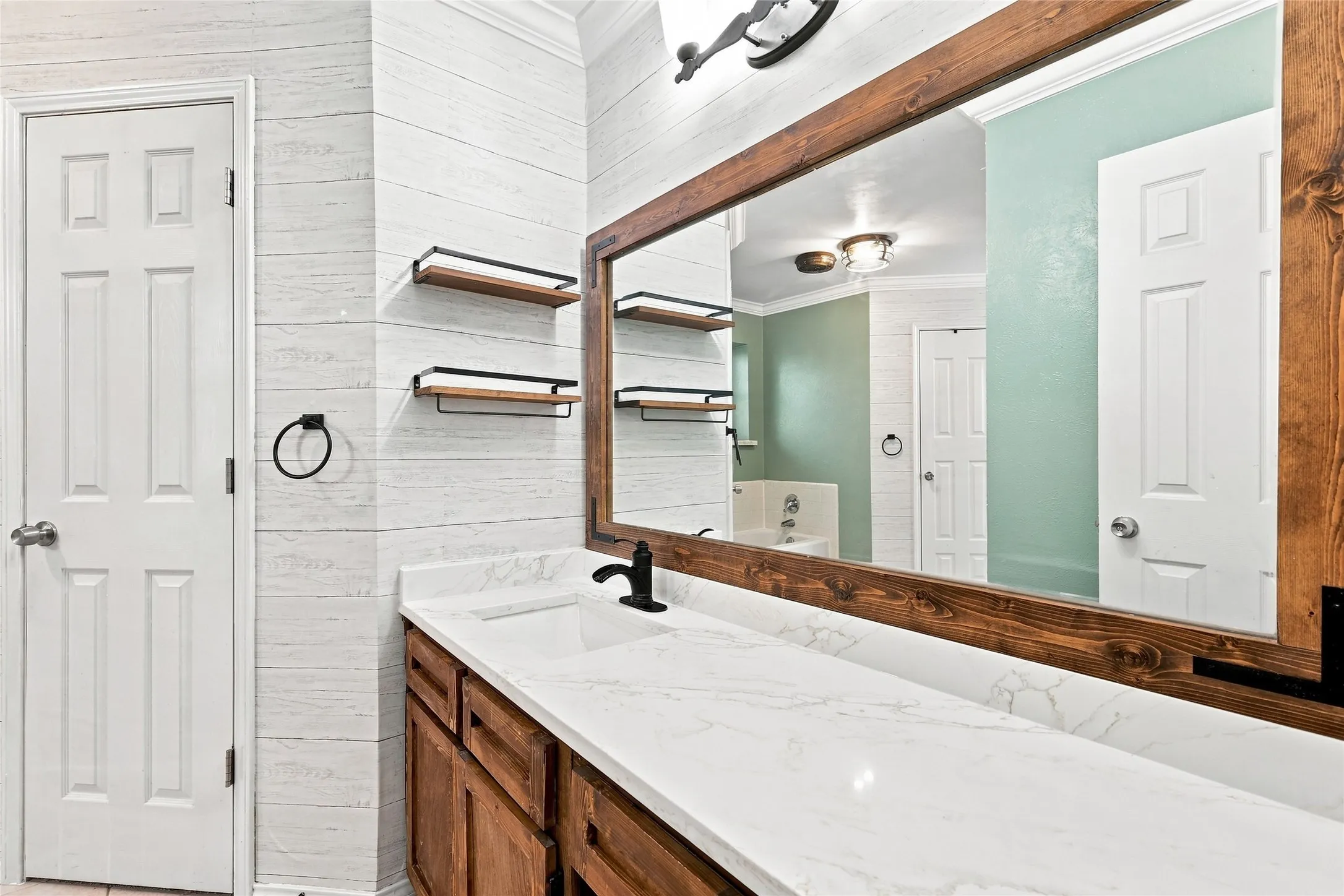 Single Family Residence For Sale in Tarrant County , 3113 Mossy Oak Lane, Bedford, Texas 76021, 3 Bedroom, 2 Bathroom, 2 Garage spaces, 1,719 Sqft, built in 1981, mls#21361748, Real Estate Agent in Bedford, Homes For Sale in Tarrant county, Homes For Sale in Bedford, Realtor in Bedford Texas, Real Estate Brokerage Independent Realty Texas, Luminita Cordes Realtor