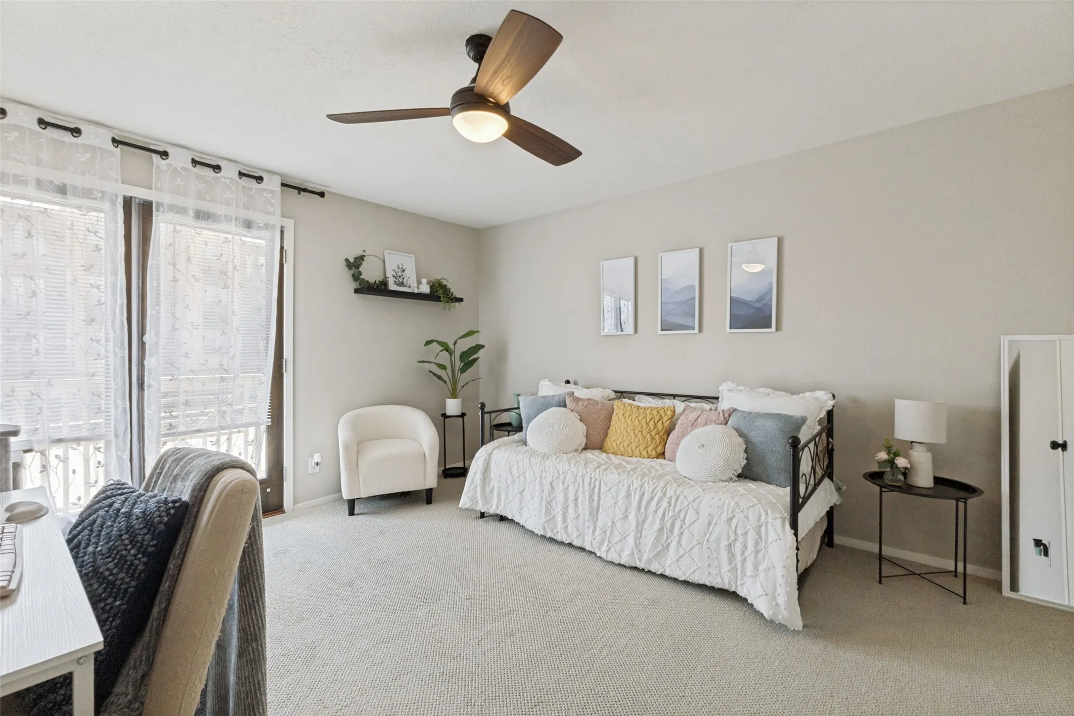 Recessed lighting, ceiling fan with wood-finish blades, and neutral-toned carpeting