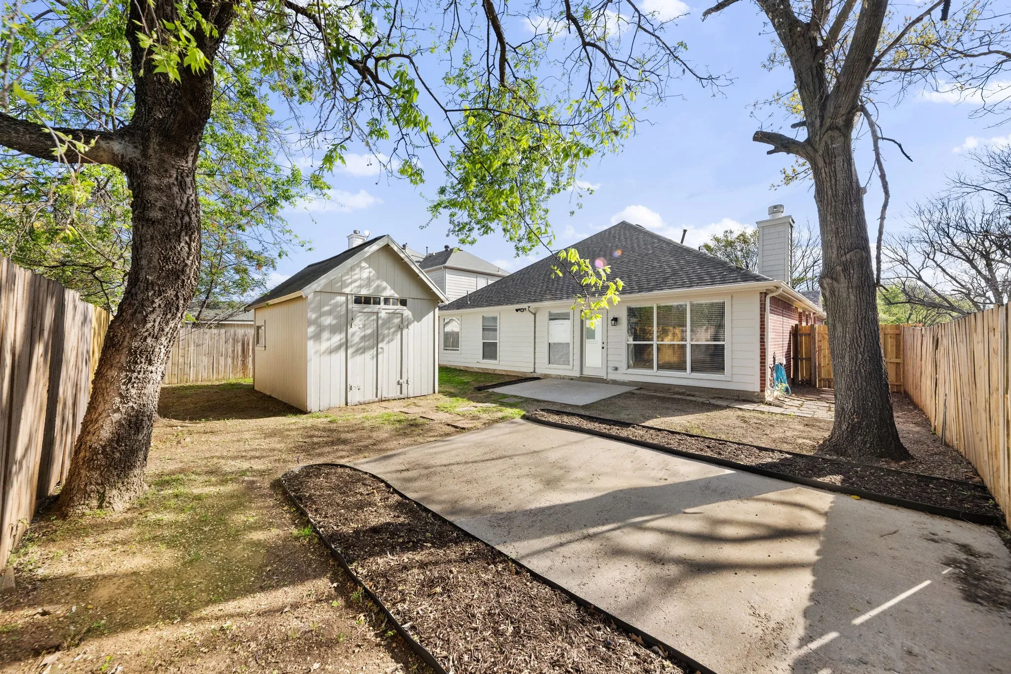 Single Family Residence For Sale in Denton County , 814 Lake Bluff Drive, Lake Dallas, Texas 75065, 3 Bedroom, 2 Bathroom, 2 Garage spaces, 1,888 Sqft, built in 1997, mls#21383561, Real Estate Agent in Lake Dallas, Homes For Sale in Denton county, Homes For Sale in Lake Dallas, Realtor in Lake Dallas Texas, Real Estate Brokerage Independent Realty Texas, Luminita Cordes Realtor