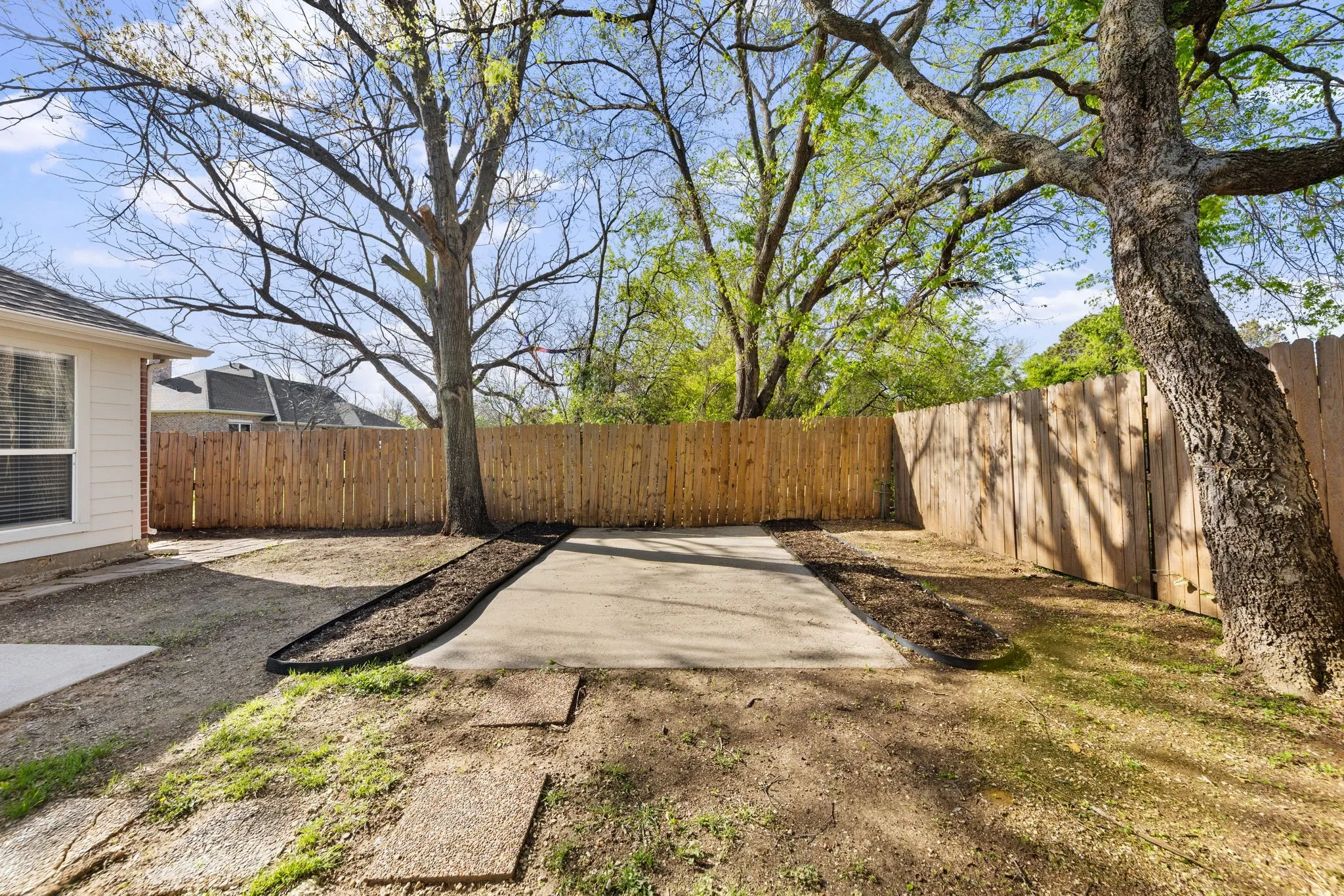 Single Family Residence For Sale in Denton County , 814 Lake Bluff Drive, Lake Dallas, Texas 75065, 3 Bedroom, 2 Bathroom, 2 Garage spaces, 1,888 Sqft, built in 1997, mls#21383561, Real Estate Agent in Lake Dallas, Homes For Sale in Denton county, Homes For Sale in Lake Dallas, Realtor in Lake Dallas Texas, Real Estate Brokerage Independent Realty Texas, Luminita Cordes Realtor