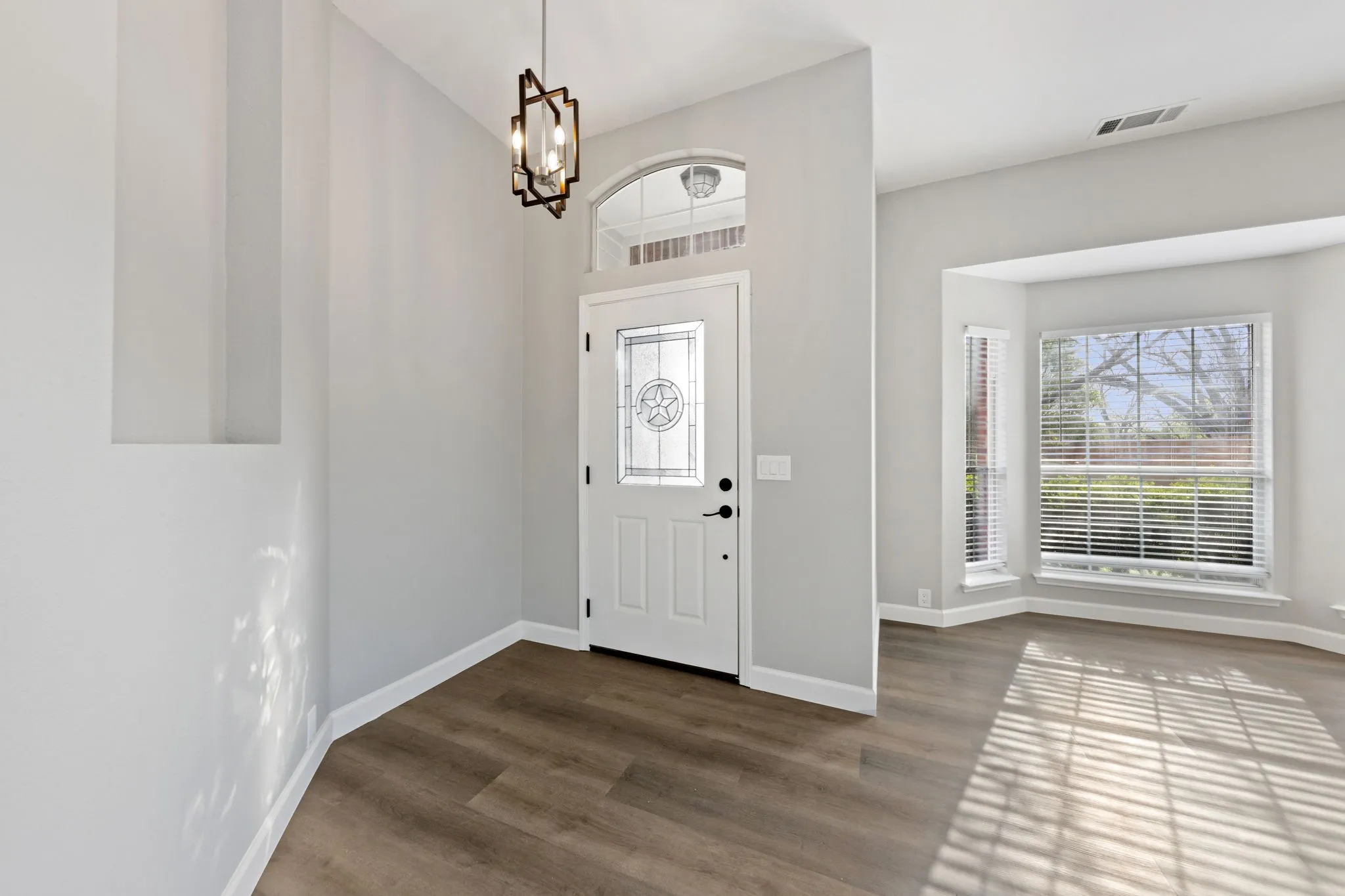 Single Family Residence For Sale in Denton County , 814 Lake Bluff Drive, Lake Dallas, Texas 75065, 3 Bedroom, 2 Bathroom, 2 Garage spaces, 1,888 Sqft, built in 1997, mls#21383561, Real Estate Agent in Lake Dallas, Homes For Sale in Denton county, Homes For Sale in Lake Dallas, Realtor in Lake Dallas Texas, Real Estate Brokerage Independent Realty Texas, Luminita Cordes Realtor