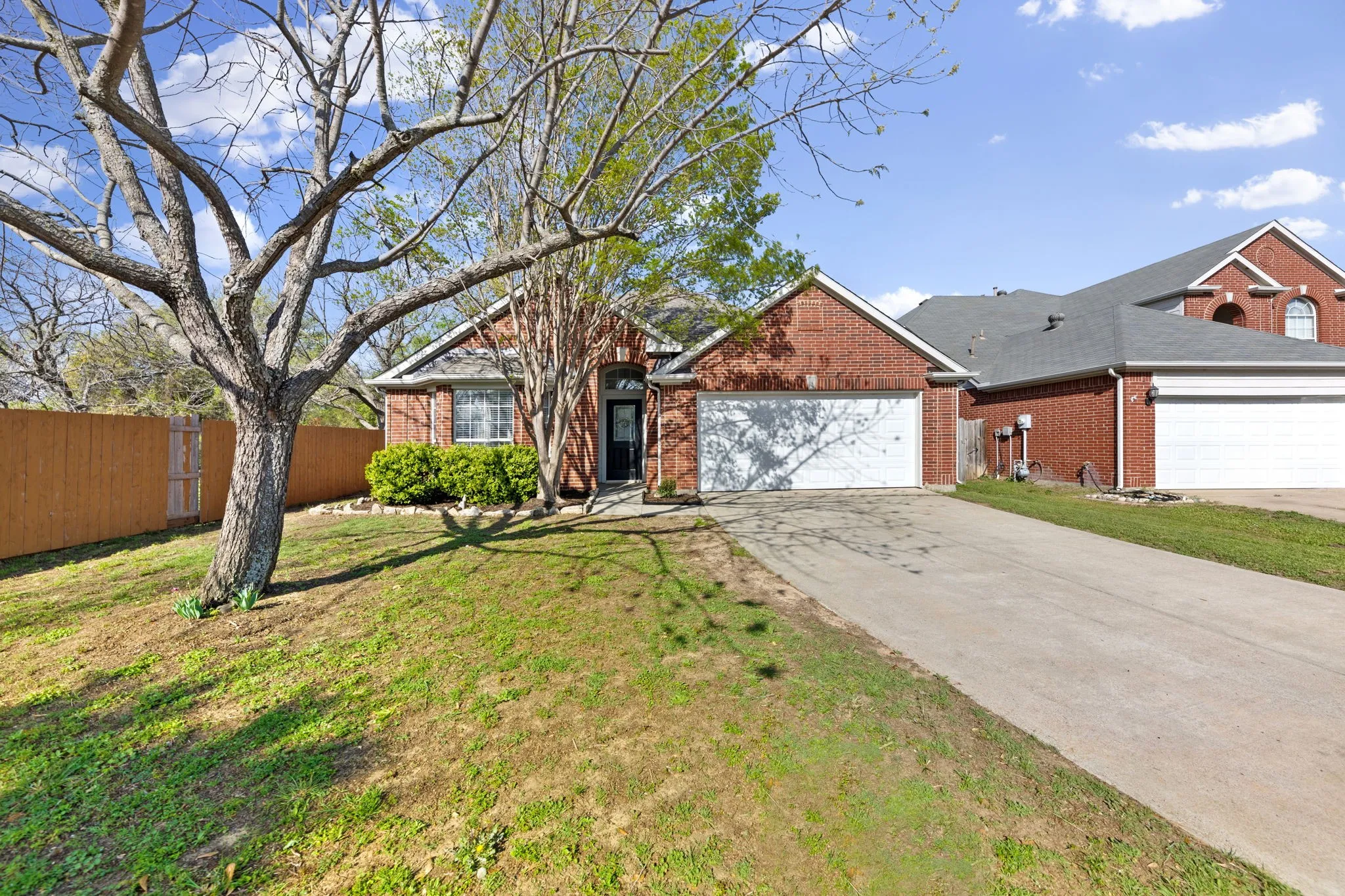 Single Family Residence For Sale in Denton County , 814 Lake Bluff Drive, Lake Dallas, Texas 75065, 3 Bedroom, 2 Bathroom, 2 Garage spaces, 1,888 Sqft, built in 1997, mls#21383561, Real Estate Agent in Lake Dallas, Homes For Sale in Denton county, Homes For Sale in Lake Dallas, Realtor in Lake Dallas Texas, Real Estate Brokerage Independent Realty Texas, Luminita Cordes Realtor