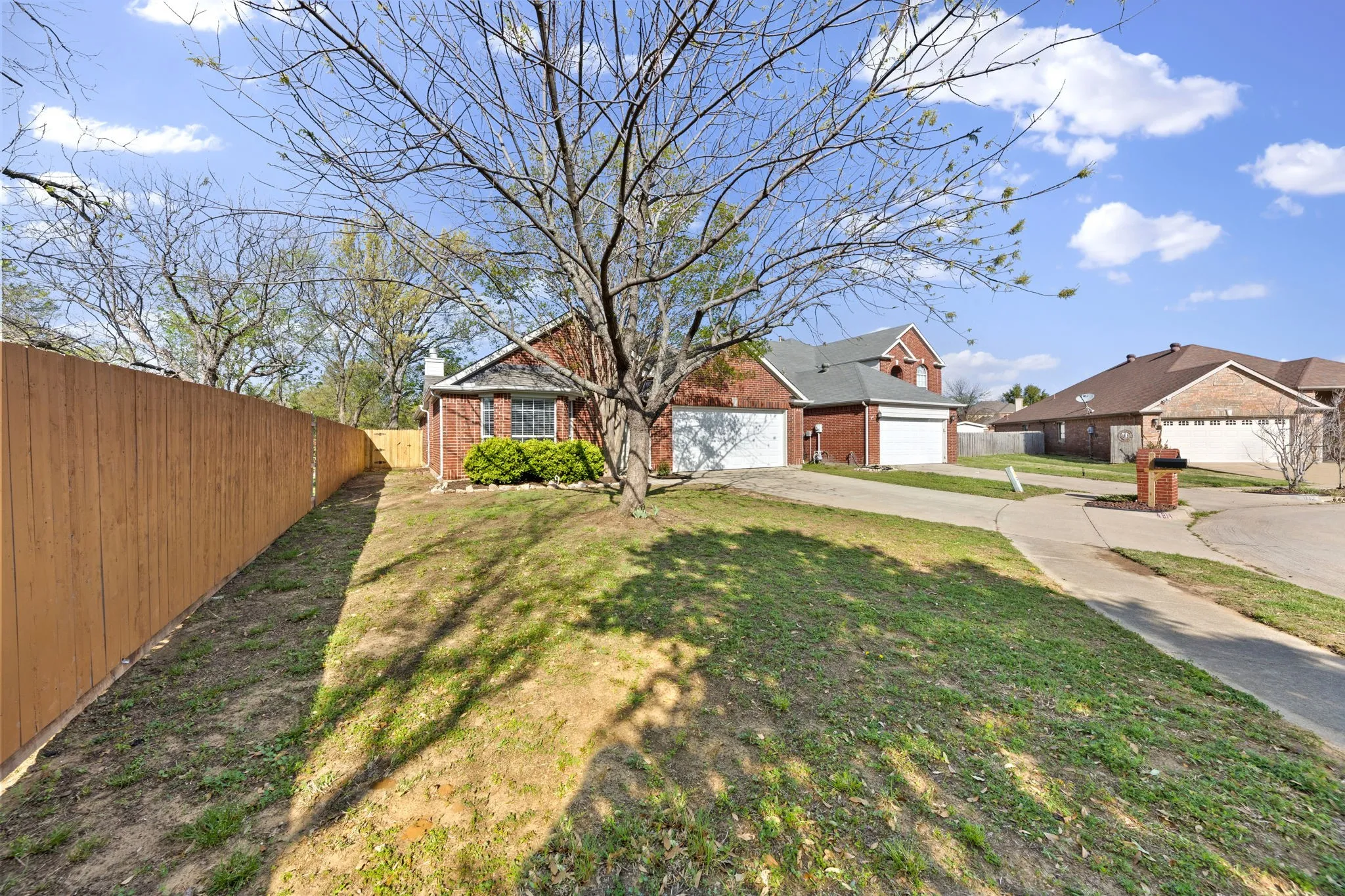 Single Family Residence For Sale in Denton County , 814 Lake Bluff Drive, Lake Dallas, Texas 75065, 3 Bedroom, 2 Bathroom, 2 Garage spaces, 1,888 Sqft, built in 1997, mls#21383561, Real Estate Agent in Lake Dallas, Homes For Sale in Denton county, Homes For Sale in Lake Dallas, Realtor in Lake Dallas Texas, Real Estate Brokerage Independent Realty Texas, Luminita Cordes Realtor