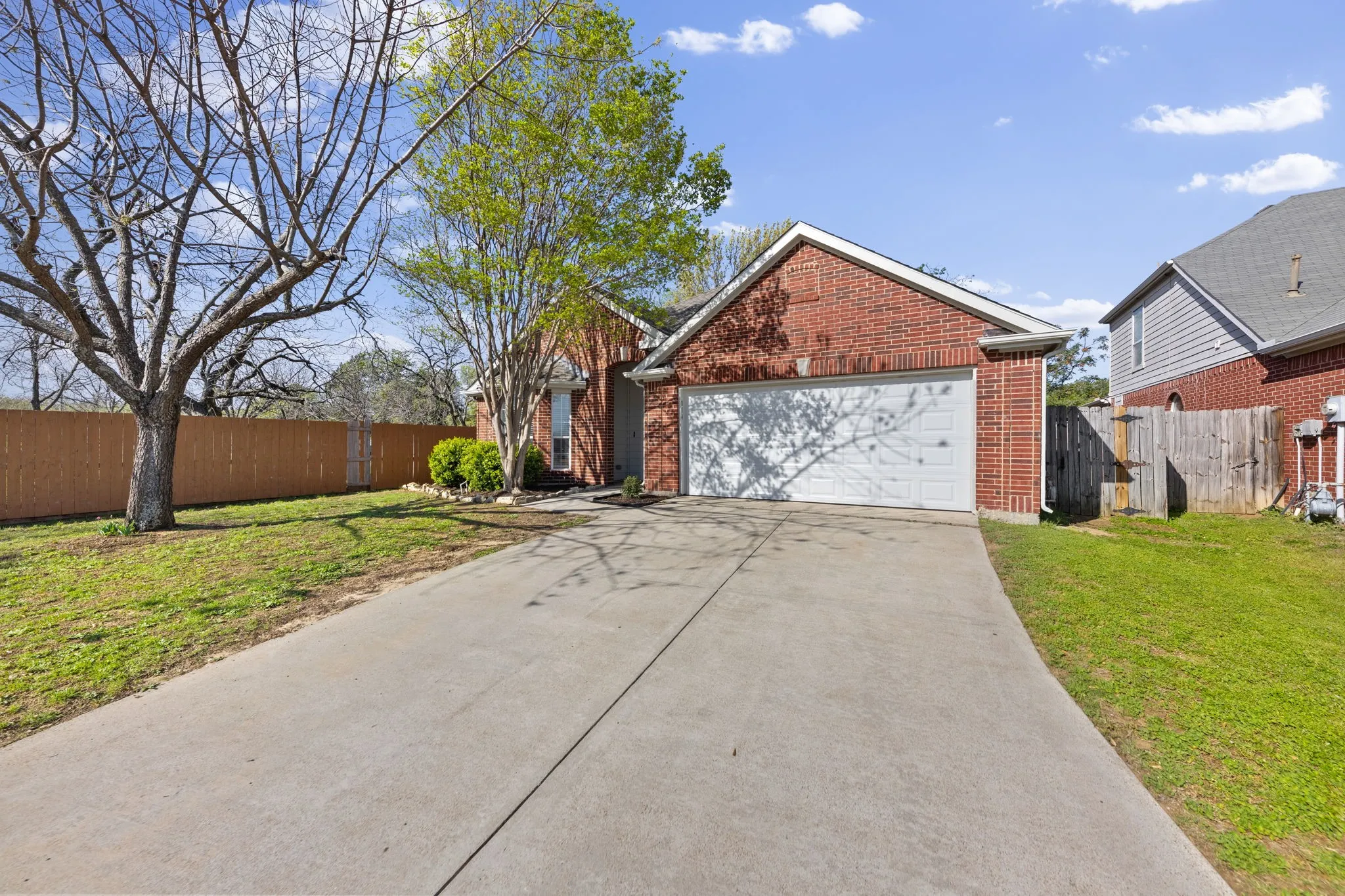Single Family Residence For Sale in Denton County , 814 Lake Bluff Drive, Lake Dallas, Texas 75065, 3 Bedroom, 2 Bathroom, 2 Garage spaces, 1,888 Sqft, built in 1997, mls#21383561, Real Estate Agent in Lake Dallas, Homes For Sale in Denton county, Homes For Sale in Lake Dallas, Realtor in Lake Dallas Texas, Real Estate Brokerage Independent Realty Texas, Luminita Cordes Realtor