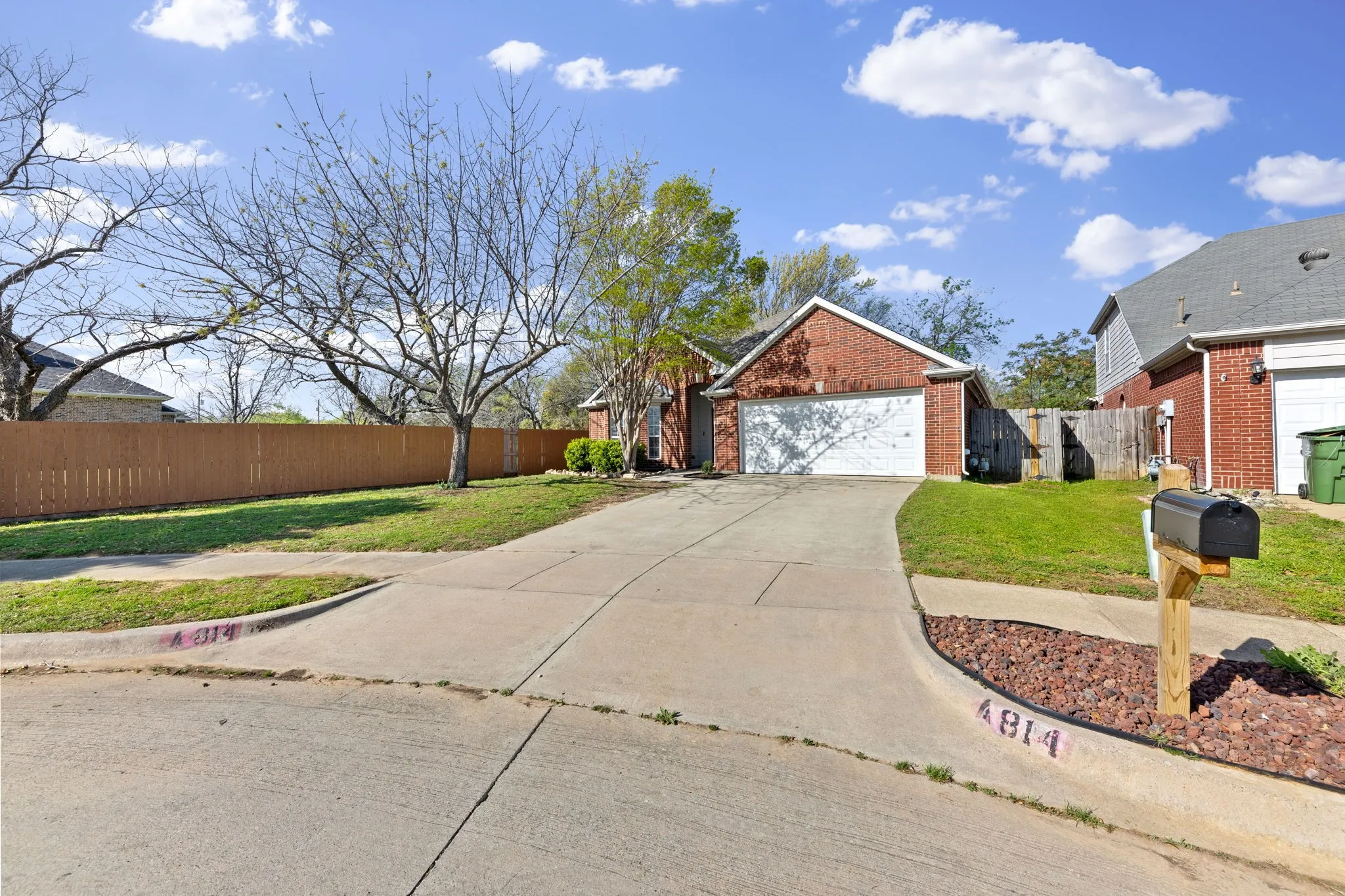 Single Family Residence For Sale in Denton County , 814 Lake Bluff Drive, Lake Dallas, Texas 75065, 3 Bedroom, 2 Bathroom, 2 Garage spaces, 1,888 Sqft, built in 1997, mls#21383561, Real Estate Agent in Lake Dallas, Homes For Sale in Denton county, Homes For Sale in Lake Dallas, Realtor in Lake Dallas Texas, Real Estate Brokerage Independent Realty Texas, Luminita Cordes Realtor