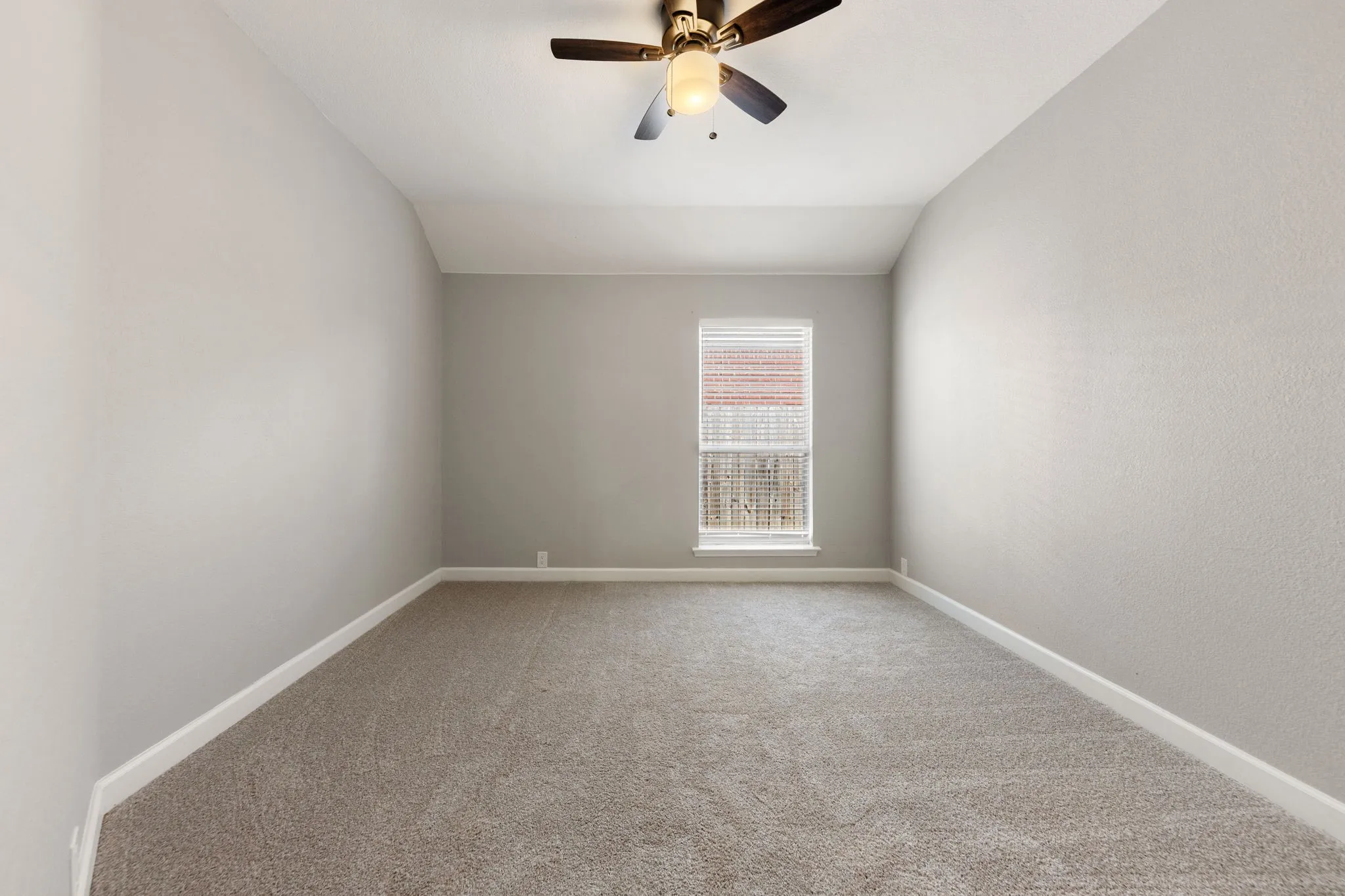 Single Family Residence For Sale in Denton County , 814 Lake Bluff Drive, Lake Dallas, Texas 75065, 3 Bedroom, 2 Bathroom, 2 Garage spaces, 1,888 Sqft, built in 1997, mls#21383561, Real Estate Agent in Lake Dallas, Homes For Sale in Denton county, Homes For Sale in Lake Dallas, Realtor in Lake Dallas Texas, Real Estate Brokerage Independent Realty Texas, Luminita Cordes Realtor