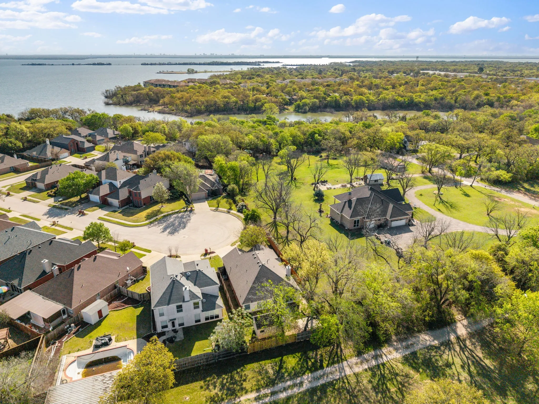 Single Family Residence For Sale in Denton County , 814 Lake Bluff Drive, Lake Dallas, Texas 75065, 3 Bedroom, 2 Bathroom, 2 Garage spaces, 1,888 Sqft, built in 1997, mls#21383561, Real Estate Agent in Lake Dallas, Homes For Sale in Denton county, Homes For Sale in Lake Dallas, Realtor in Lake Dallas Texas, Real Estate Brokerage Independent Realty Texas, Luminita Cordes Realtor