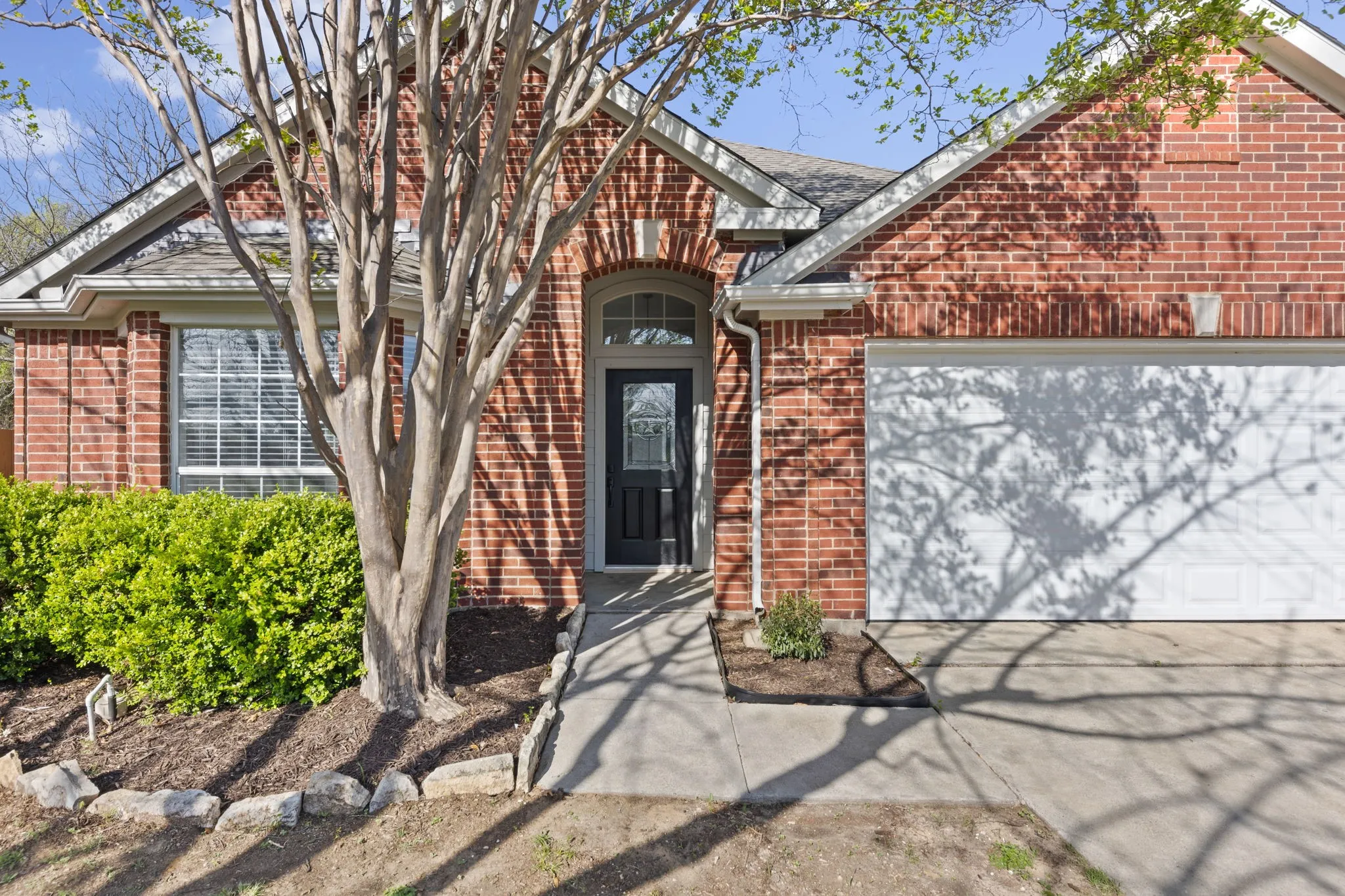 Single Family Residence For Sale in Denton County , 814 Lake Bluff Drive, Lake Dallas, Texas 75065, 3 Bedroom, 2 Bathroom, 2 Garage spaces, 1,888 Sqft, built in 1997, mls#21383561, Real Estate Agent in Lake Dallas, Homes For Sale in Denton county, Homes For Sale in Lake Dallas, Realtor in Lake Dallas Texas, Real Estate Brokerage Independent Realty Texas, Luminita Cordes Realtor