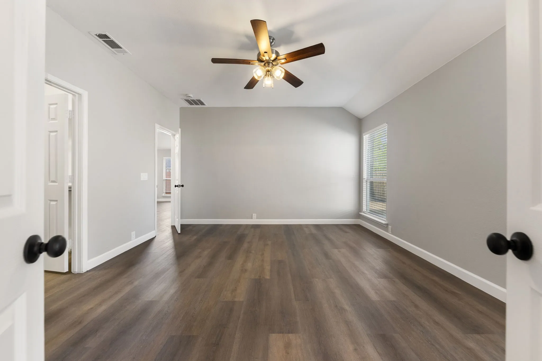 Single Family Residence For Sale in Denton County , 814 Lake Bluff Drive, Lake Dallas, Texas 75065, 3 Bedroom, 2 Bathroom, 2 Garage spaces, 1,888 Sqft, built in 1997, mls#21383561, Real Estate Agent in Lake Dallas, Homes For Sale in Denton county, Homes For Sale in Lake Dallas, Realtor in Lake Dallas Texas, Real Estate Brokerage Independent Realty Texas, Luminita Cordes Realtor