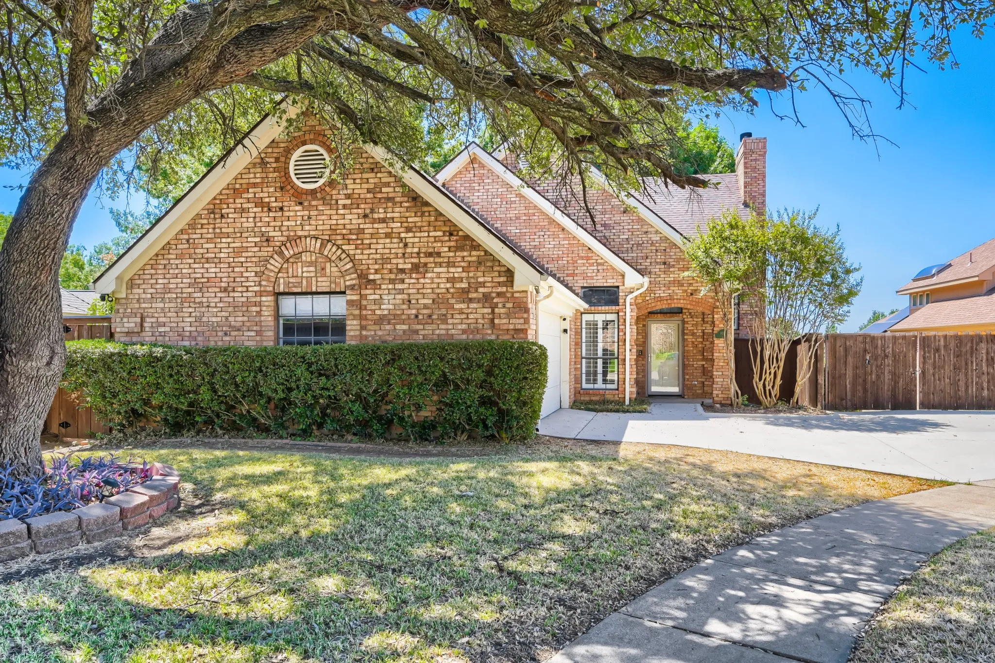Single Family Residence For Sale in Dallas County , 100 Coventry Court, Irving, Texas 75061, 3 Bedroom, 3 Bathroom, 2 Garage spaces, 2,429 Sqft, built in 1986, mls#21261756, Real Estate Agent in Irving, Homes For Sale in Dallas county, Homes For Sale in Irving, Realtor in Irving Texas, Real Estate Brokerage Independent Realty Texas, Luminita Cordes Realtor