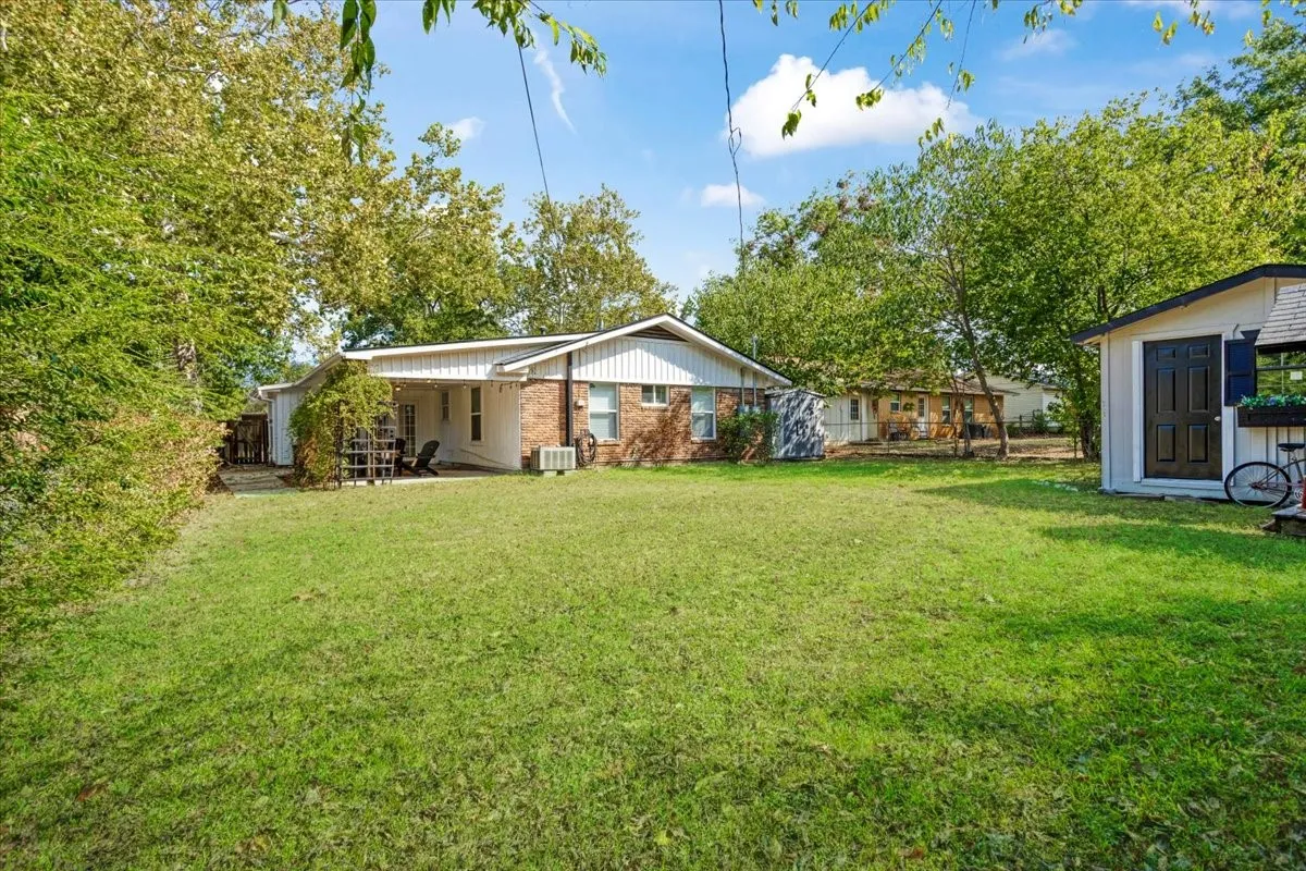 Single Family Residence For Rent in Grayson County , 2532 Steven Drive, Denison, Texas 75020, 3 Bedroom, 1 Bathroom, Garage spaces, 1,239 Sqft, built in 1962, mls#21373898, Real Estate Agent in Denison, Homes For Rent in Grayson county, Homes For Rent in Denison, Realtor in Denison Texas, Real Estate Brokerage Independent Realty Texas, Luminita Cordes Realtor